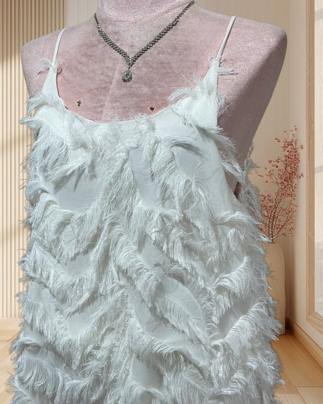 (PRE-LOVED) เดรสสายเดี่ยวสีขาว แต่งขนนกเทียม ไซส์ L