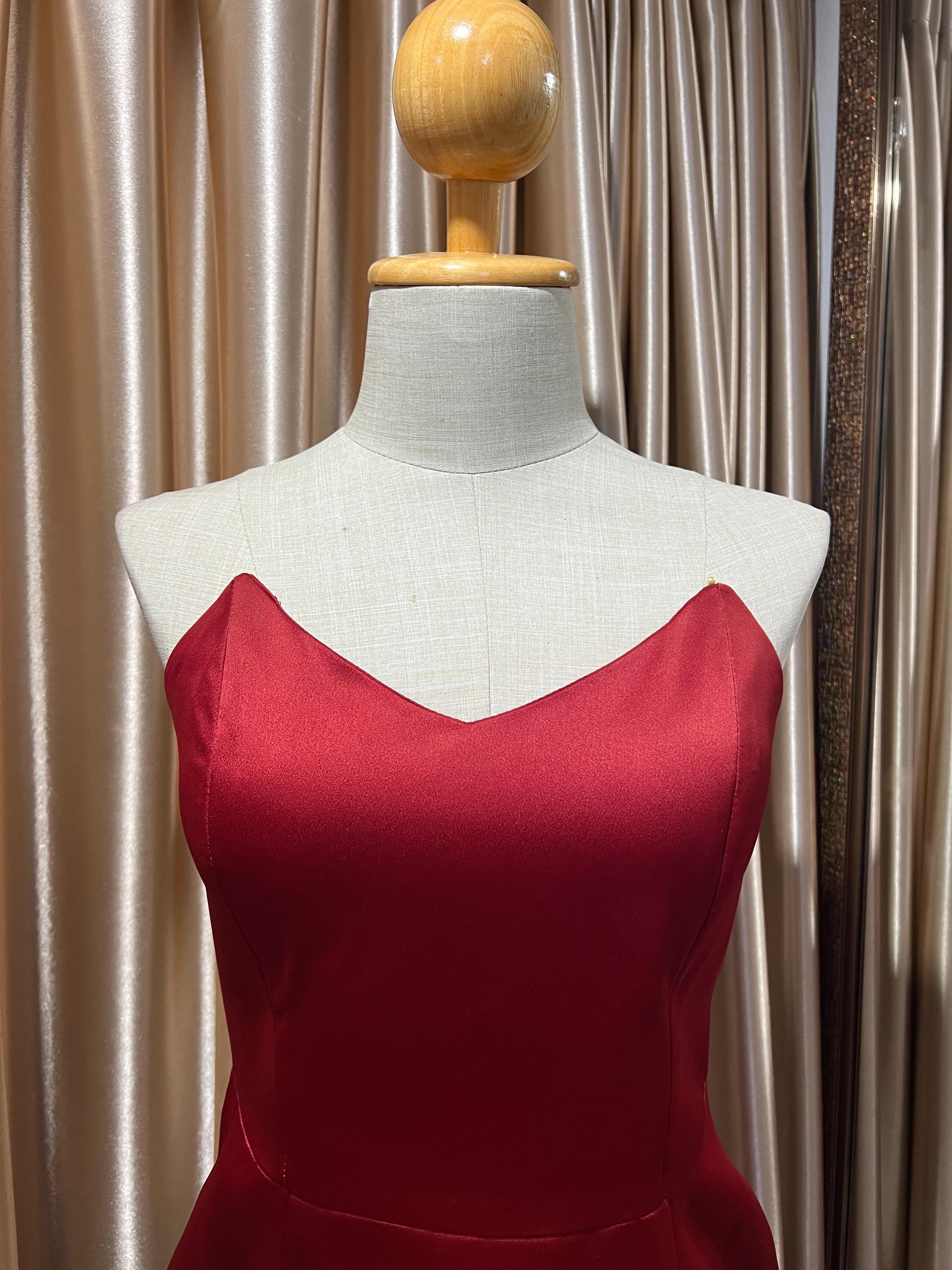 (PRE-LOVED) เกาะอกแดงขนหนกชายกระโปรง M