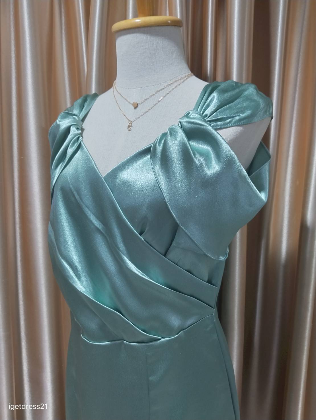 (PRE-LOVED) ราตรีสั้นสายใหญ่อ้อมแขนผ้าเปเป้L