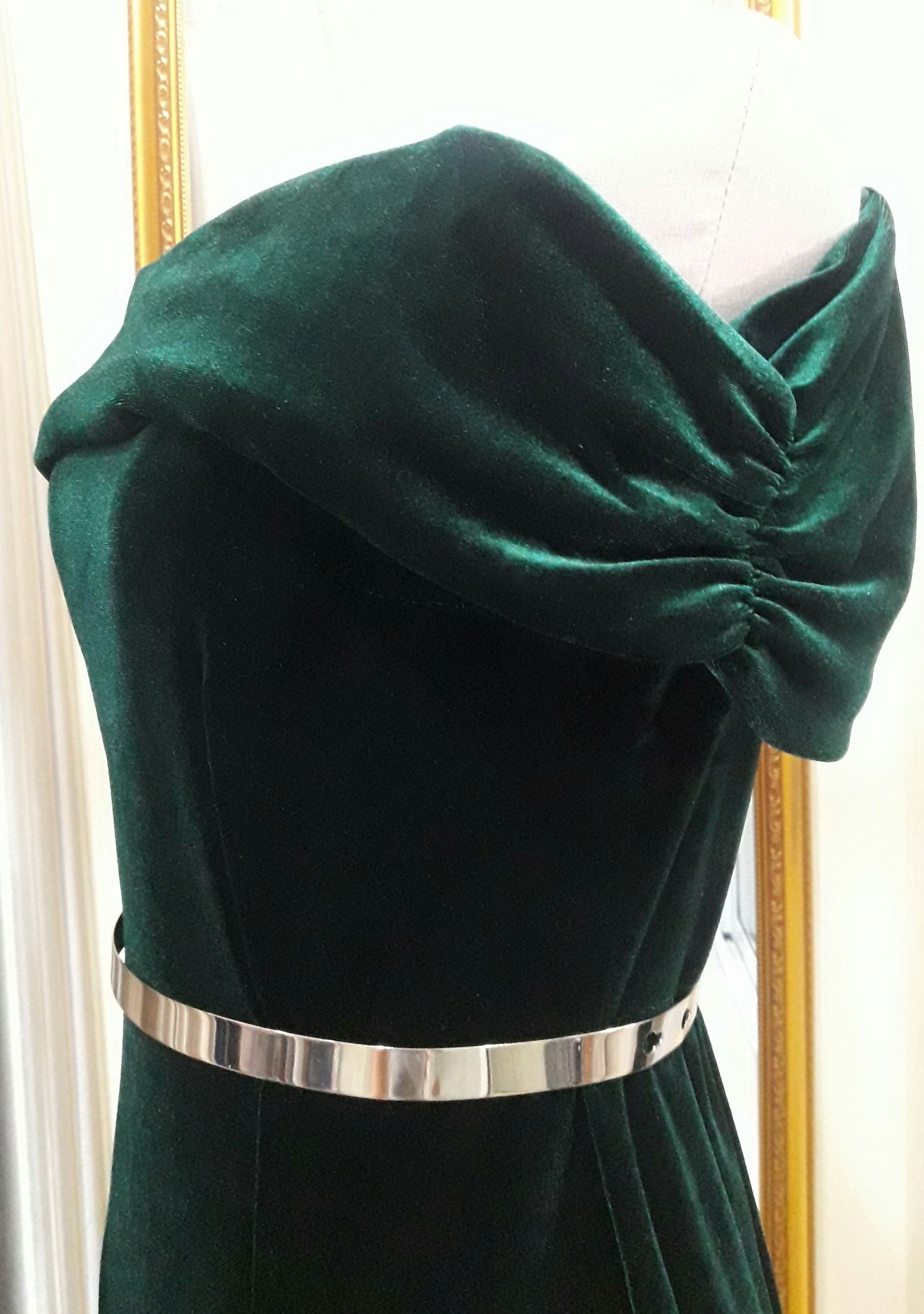 (PRE-LOVED) ชุดราตรีสั้นสีเขียวปาดไหล่ผ้ากำมะหยี่ (L)