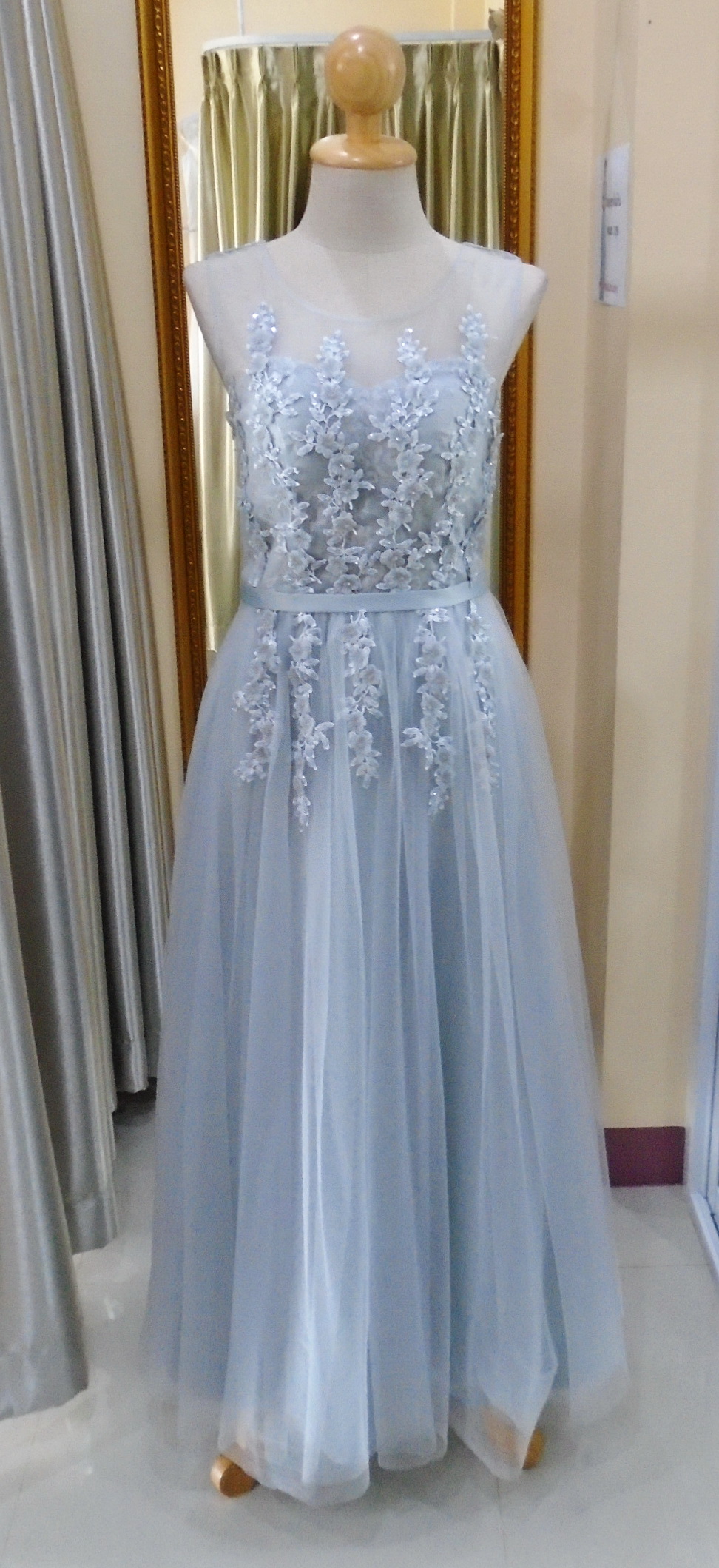 (PRE-LOVED) เทา ยาว มุ้ง ปักดอกไม้ละเอียดยาว(ฟรีไซส์)