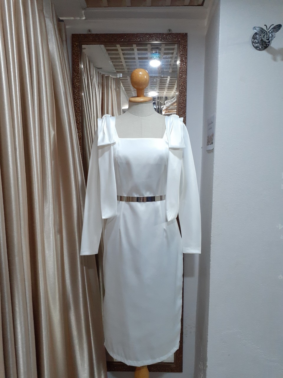 ชุดราตรีสั้นสีขาวแขนยาวคอเหลี่ยมไหล่โบว์2ข้าง (M)