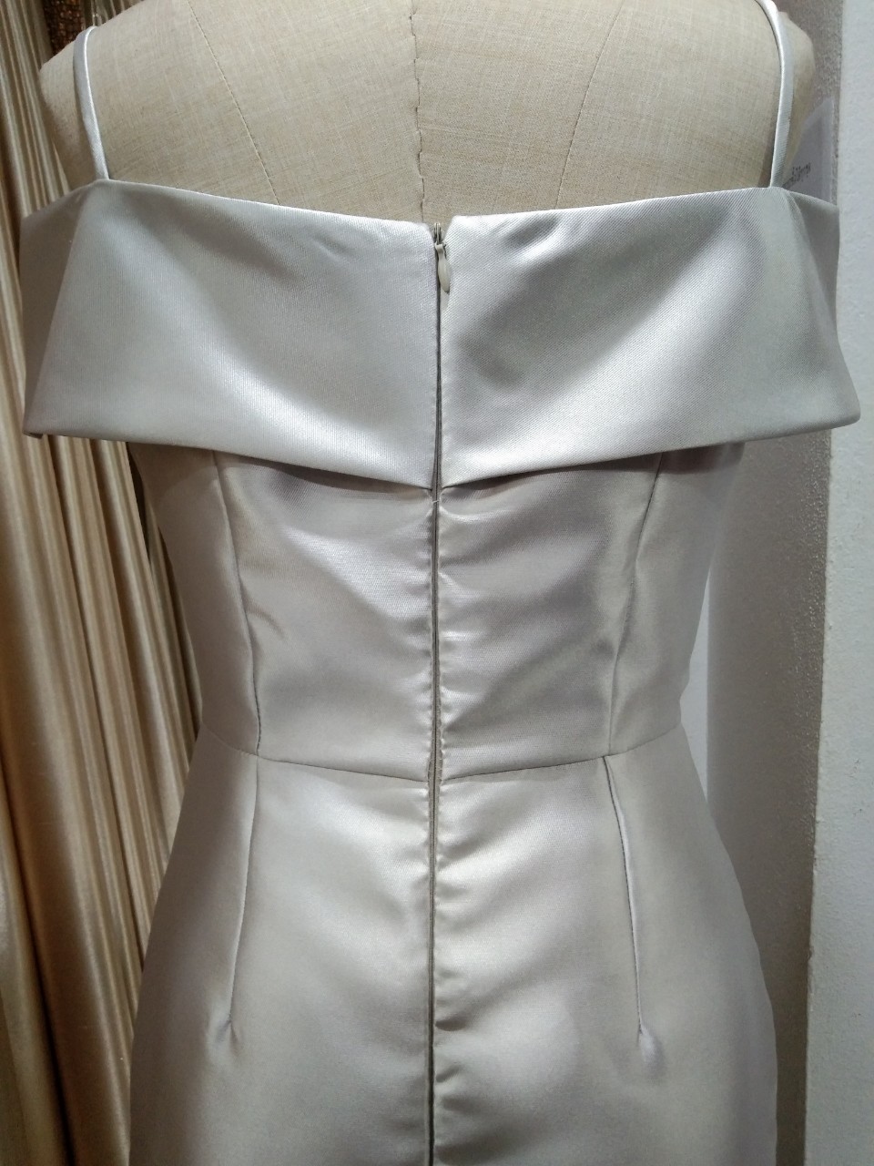 (PRE-LOVED) ราตรียาวสายเดี่ยวปาดไหล่ สีเทา (S) มือ2