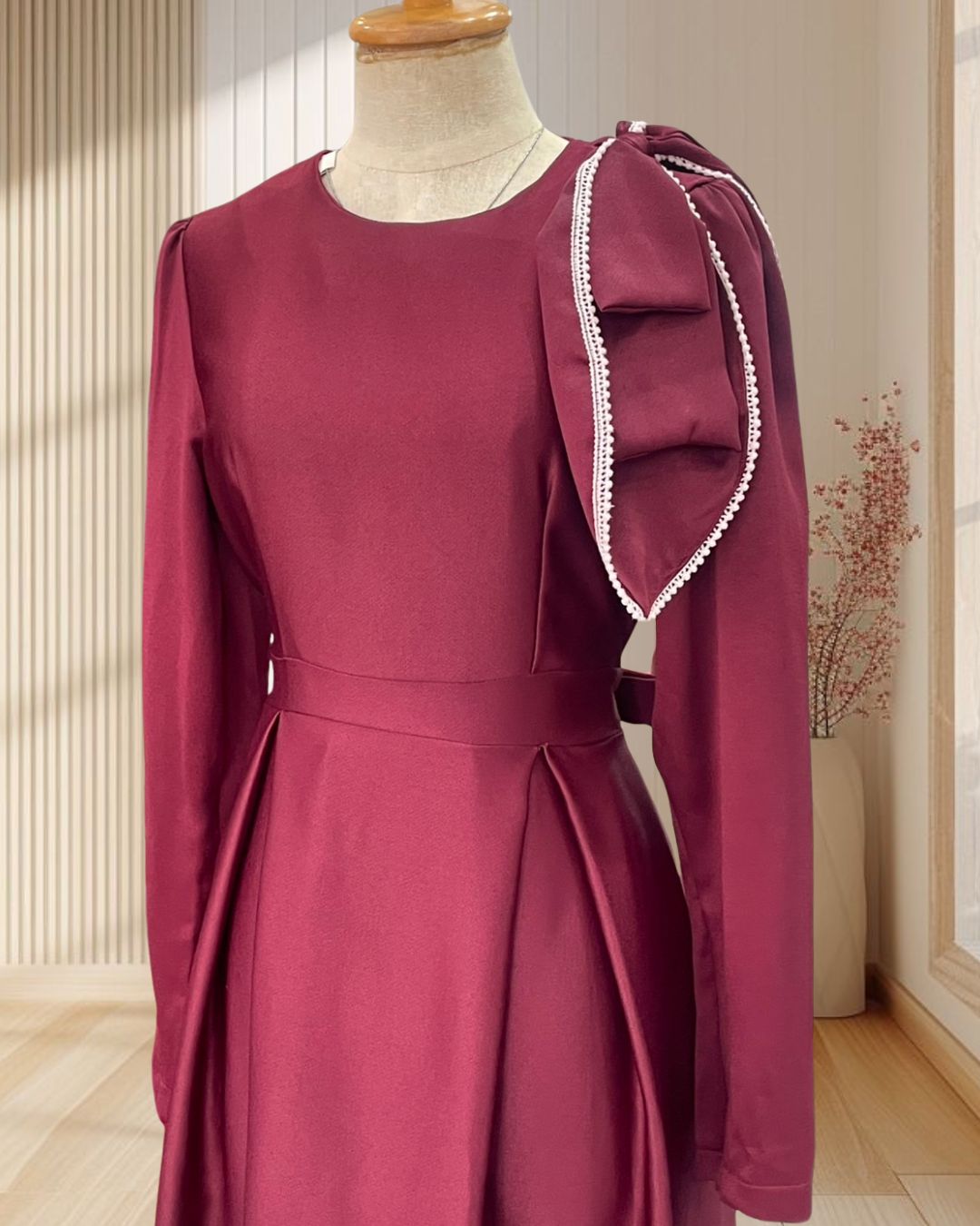 (PRE-LOVED) ราตรียาวสีแดง แขนยาว แต่งคอปกผ้าพันคอลูกไม้ ไซส์ L