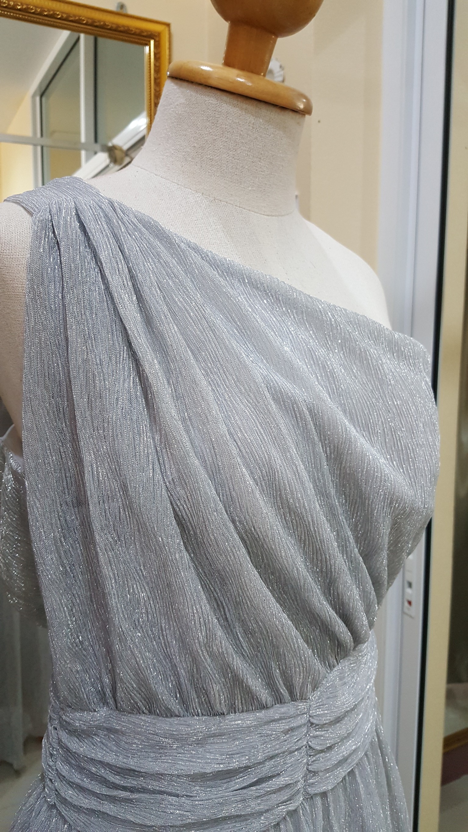 (PRE-LOVED) ชุดราตรียาวสีเงินไหล่เบี่ยงผ้าแต่งดิ้นเงินดิ้นทอง (Size : S)