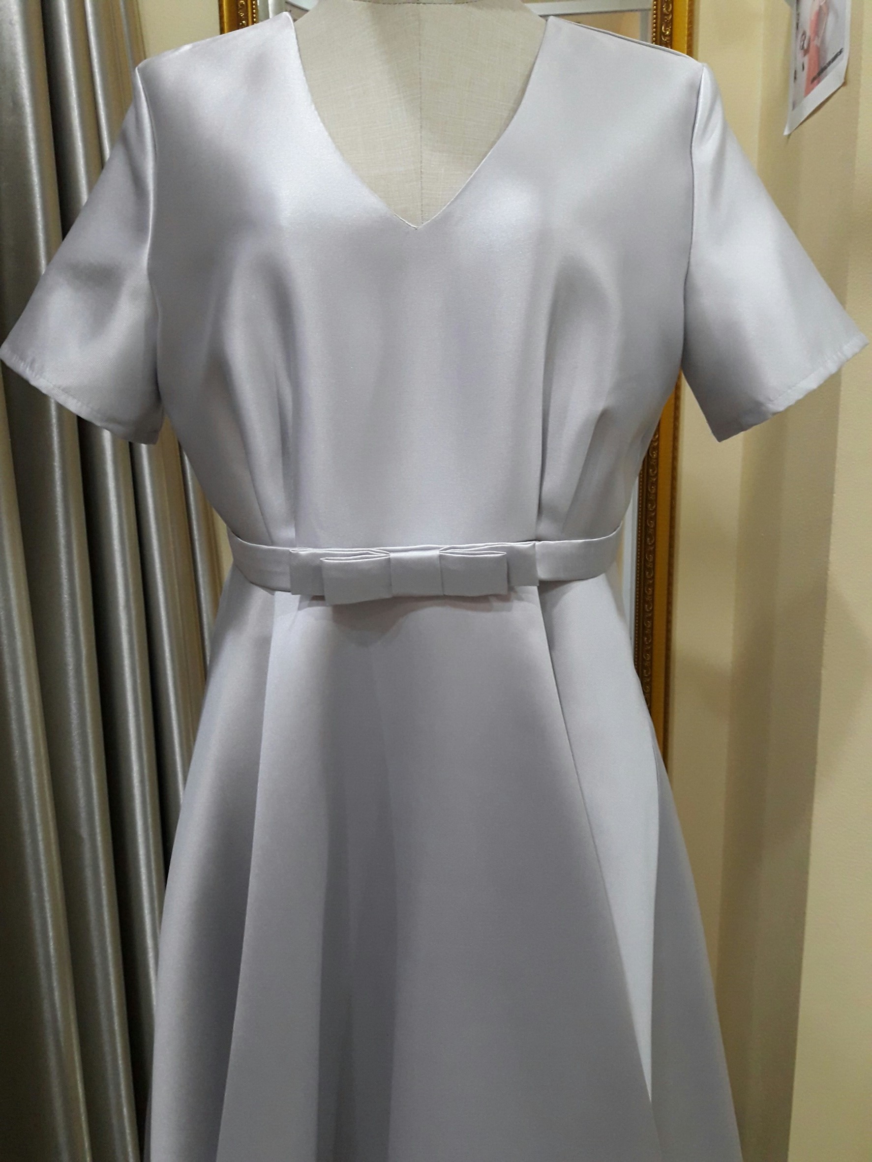 (PRE-LOVED) ชุดราตรีสั้นสีเทาคอวีมีแขนกระโปรงบาน+โบว์ (XL) มือ2