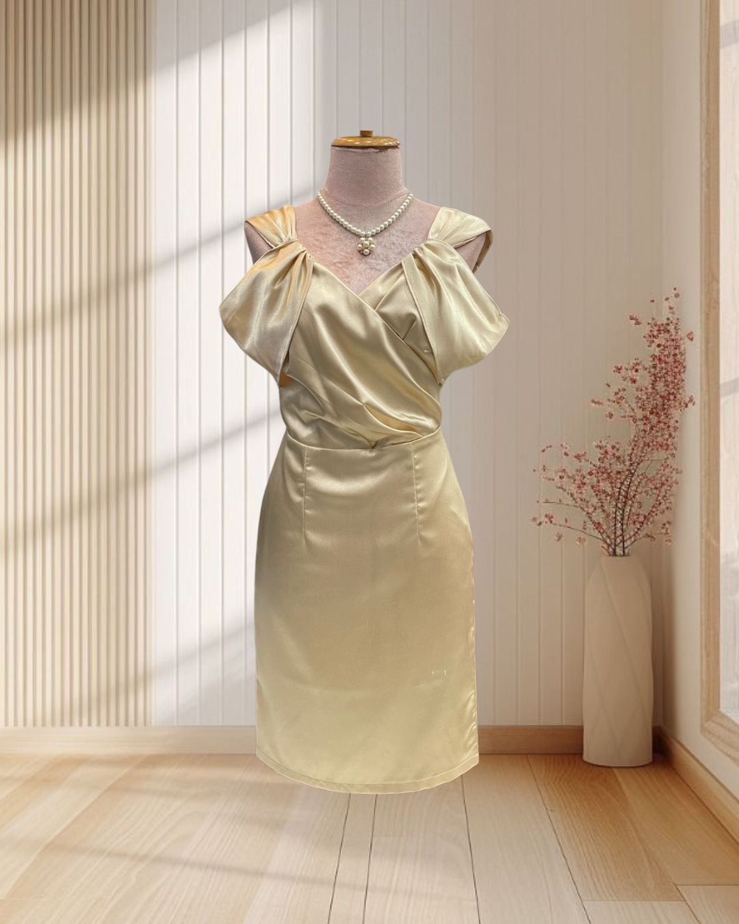 (PRE-LOVED) ราตรีสั้นสีทอง สายเดี่ยวใหญ่อ้อมแขน ผ้าเปเป้ ไซส์ S