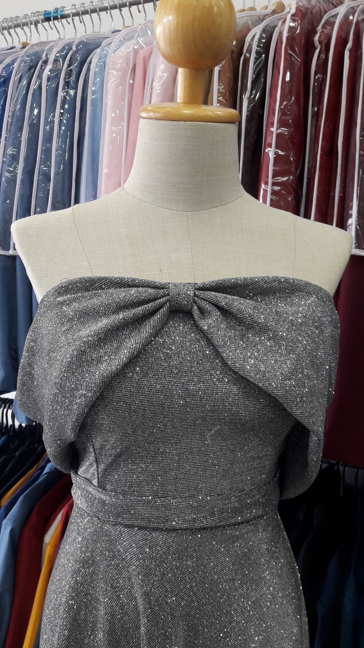 (PRE-LOVED) ราตรียาวปาดไหล่โบว์สีเทา ผ้าgliter (free-4xl ) มือ2
