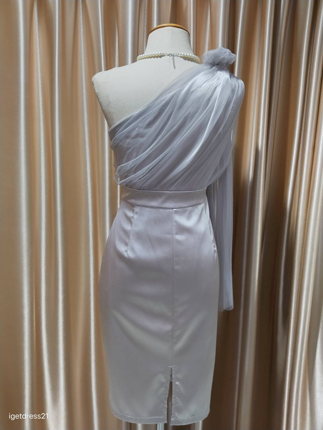 (PRE-LOVED) ชุดราตรีสั้นสีเทาบ่ามุ้ง (L)