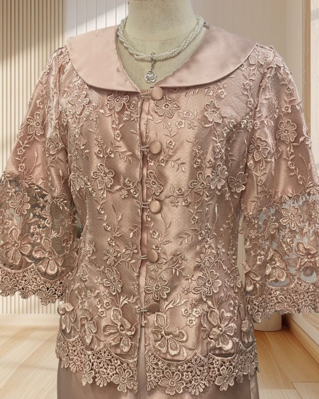 (PRE-LOVED) ชุดแม่เจ้าสาวปกคอบัวเสื้อลูกไม้+กระโปรงผ้าไหม ชมพู ไซส์ M