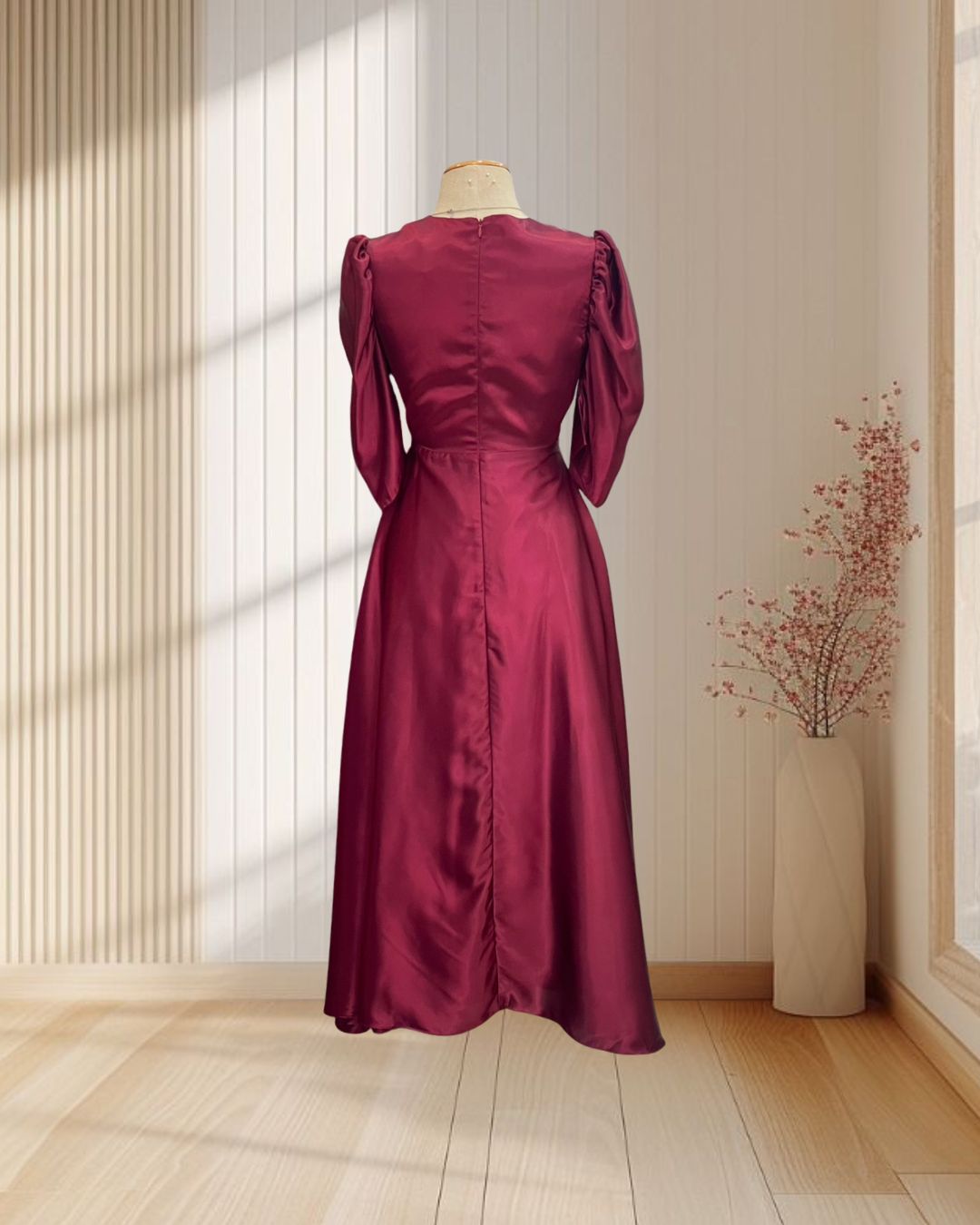 (PRE-LOVED) ราตรียาวสีแดง ผ้าซาติน คอวี แขนกระดิ่งยาว ไซส์ S