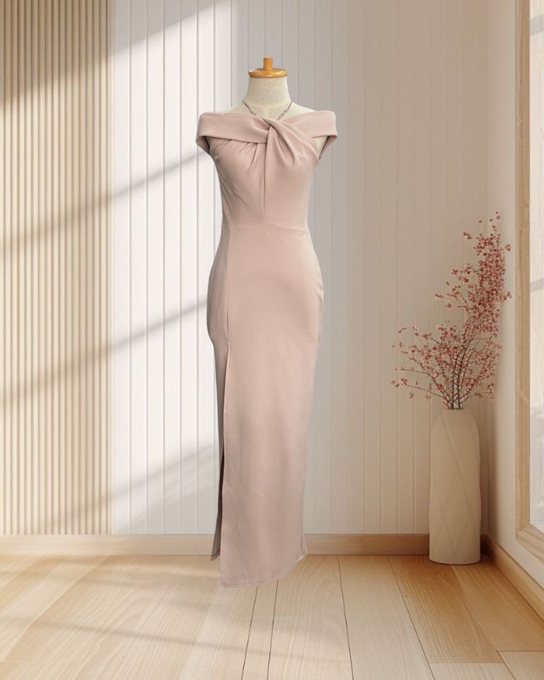 ราตรียาวสีครีม ปาดไหล่ สายไขว้หน้า ผ้ารัดรูป ไซส์ M