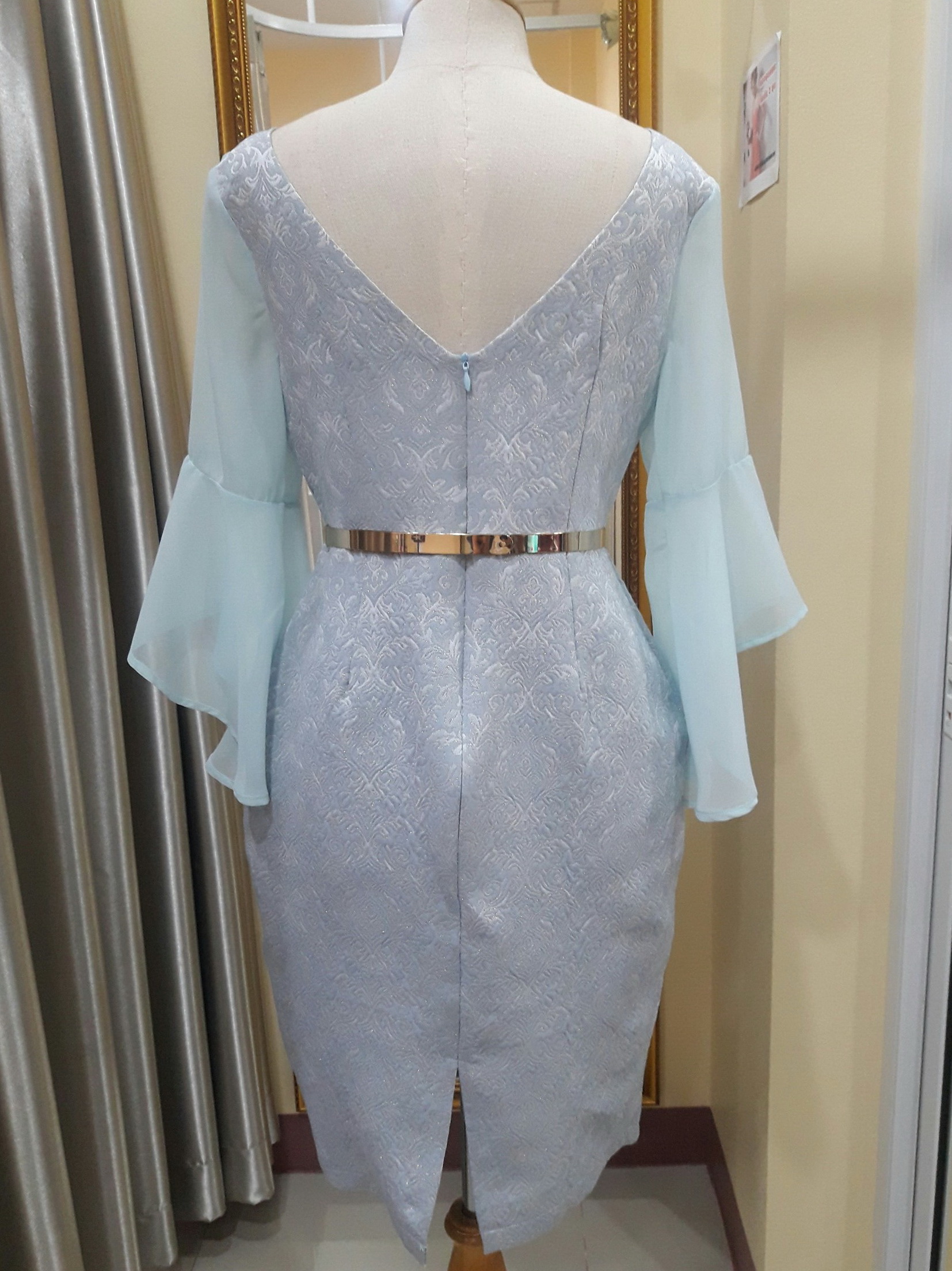 (PRE-LOVED) ชุดราตรีสั้นสีฟ้าเเขนยาวผ้าลายไทย (S)