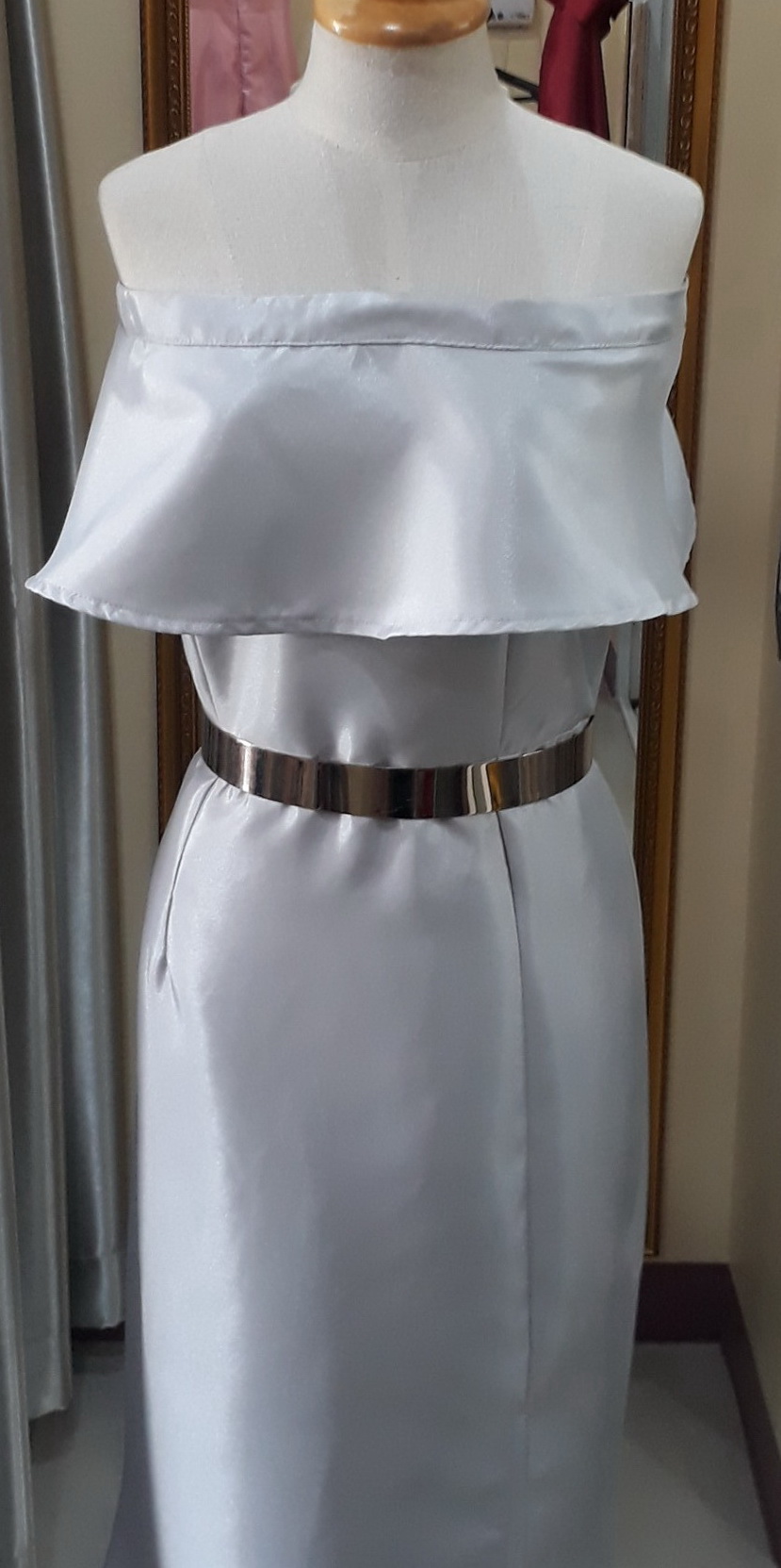 (PRE-LOVED) ชุดราตรียาวสีเทาเปิดไหล่อกระบาย (XL)