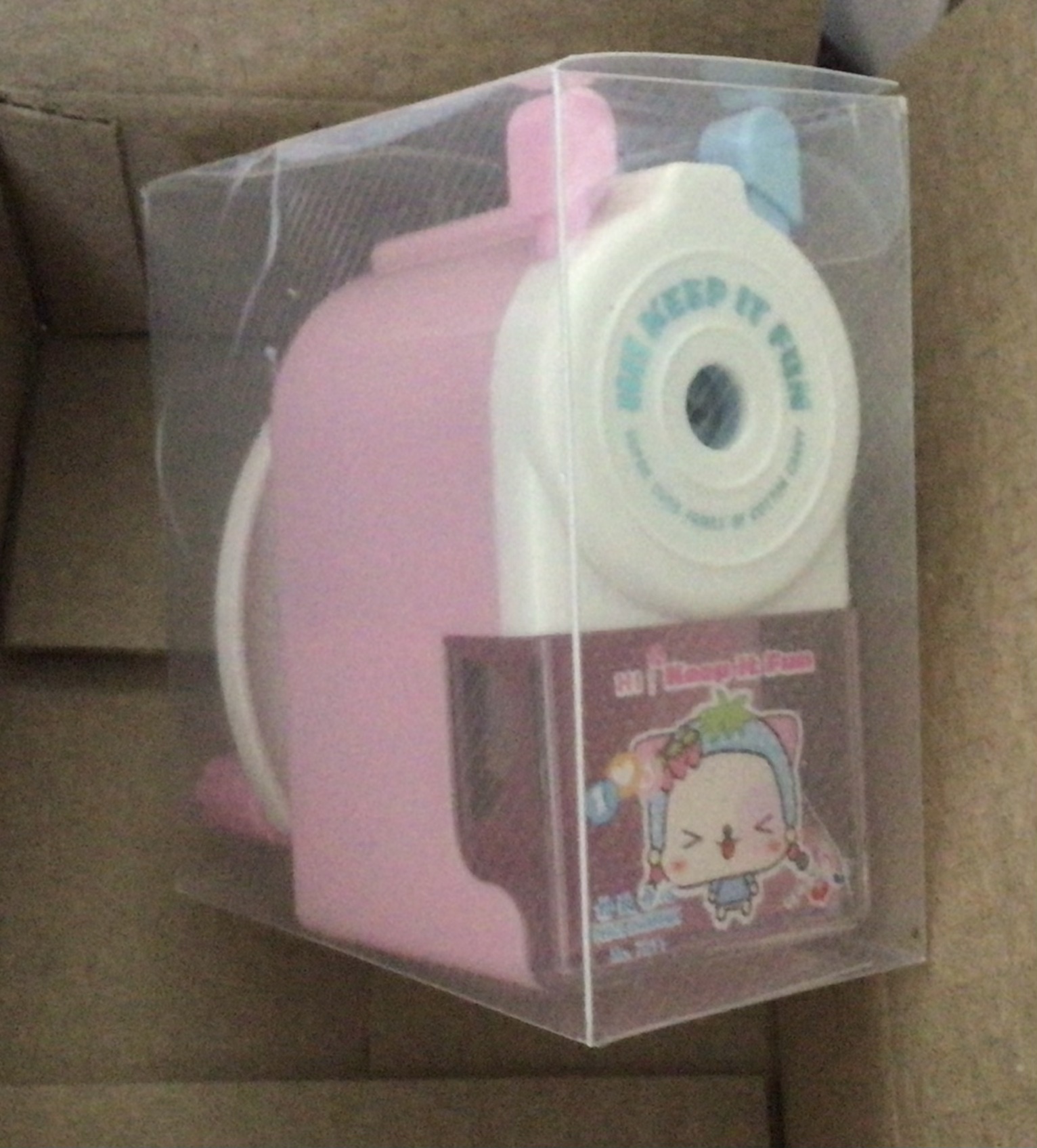 (ของแถม) กบเหลาดินสอแบบตั้งโต๊ะ สีชมพู