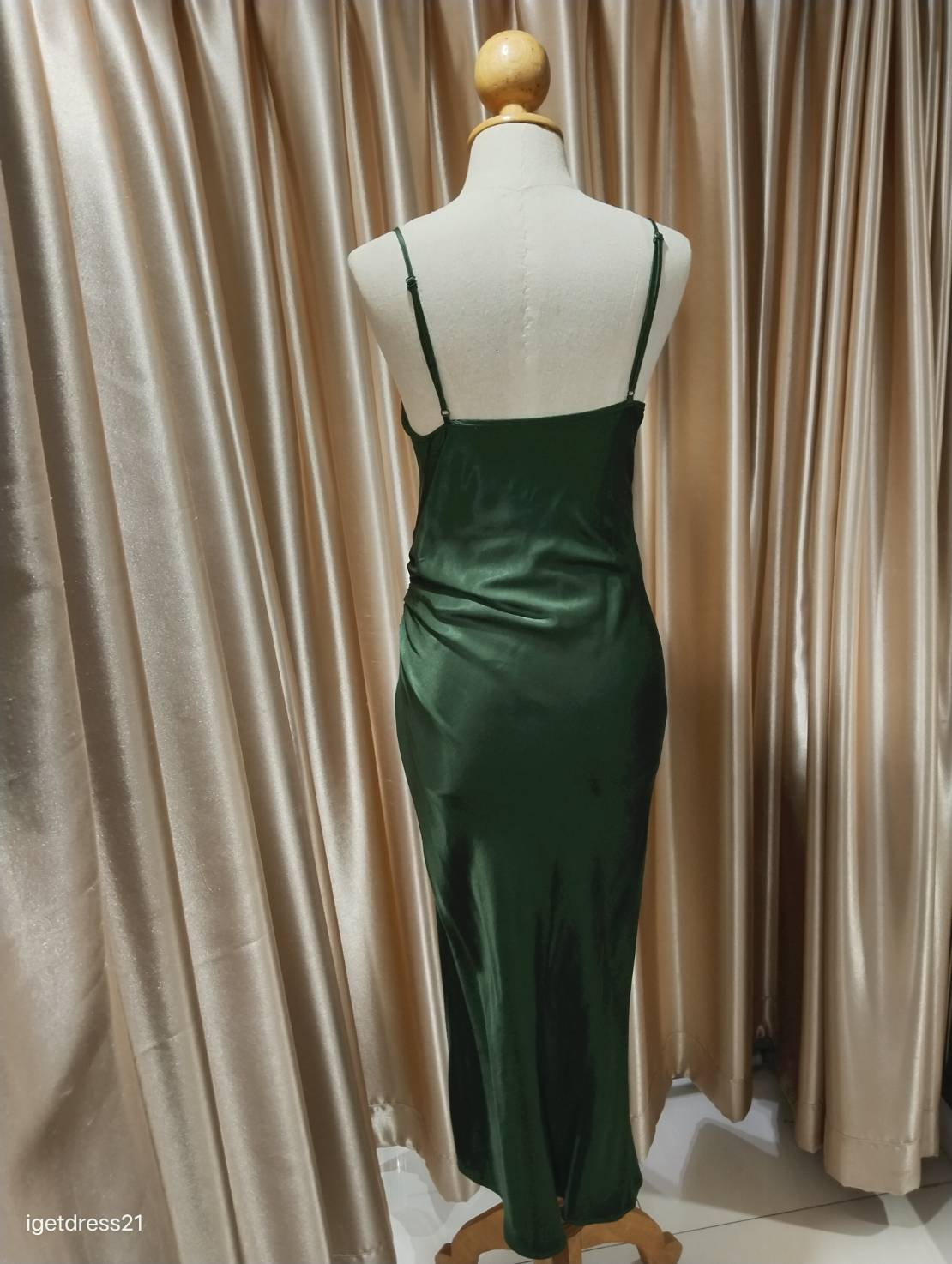 (PRE-LOVED) ชุดราตรียาวสายเดี่ยวซาติน สีเขียว M