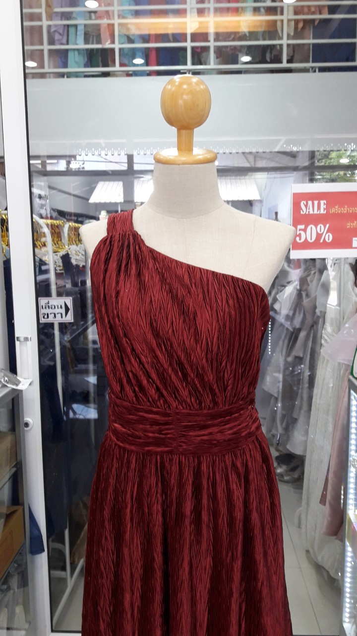 (PRE-LOVED) ยาวแดงซาตินอัดลายริ้วทรงกรีกบ่าเดี่ยวจับจีบเอว(M)