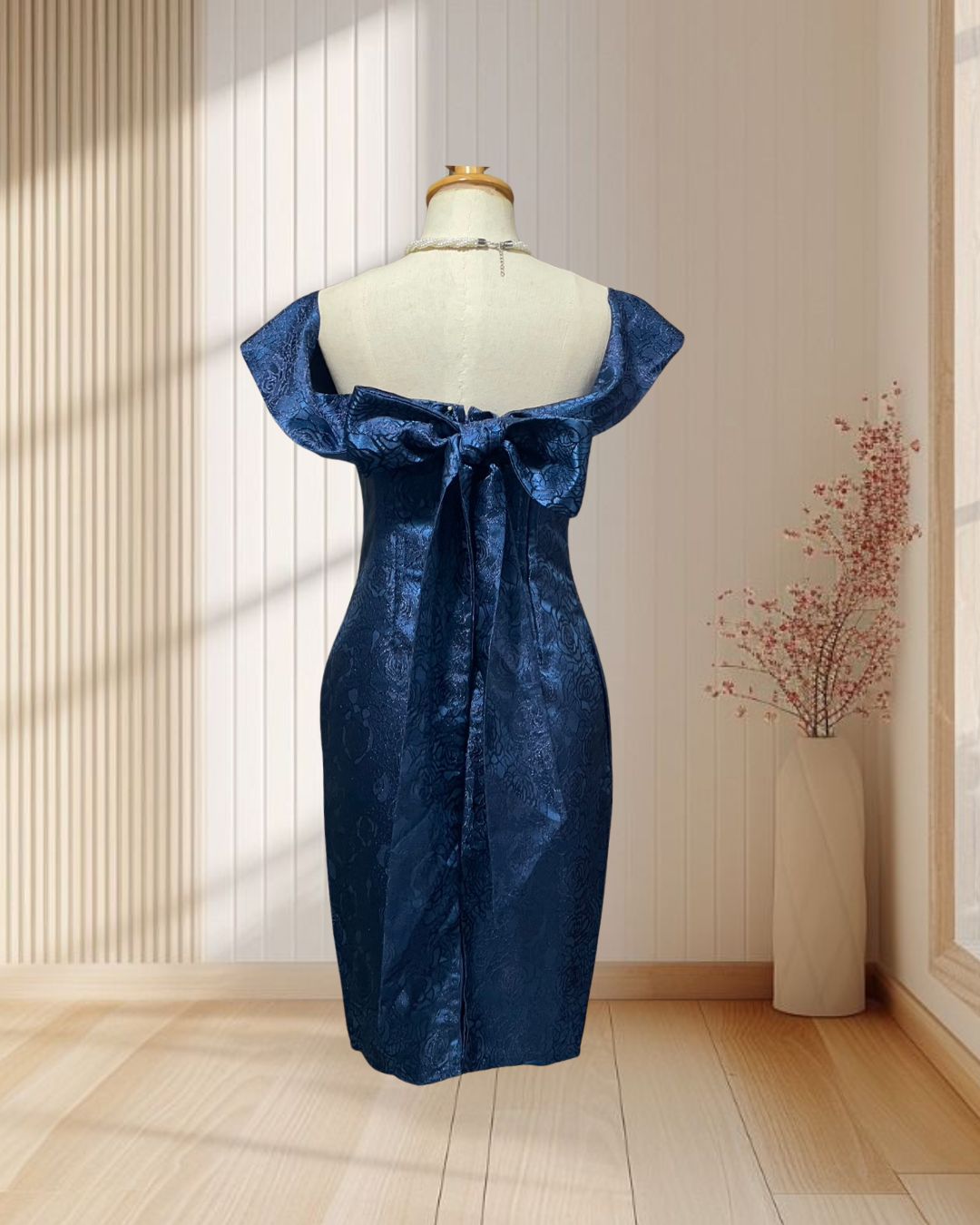 (PRE-LOVED) ราตรีสั้นสีกรม ปาดไหล่ พิมพ์ลายผูกโบว์ด้านหลัง ไซส์ S