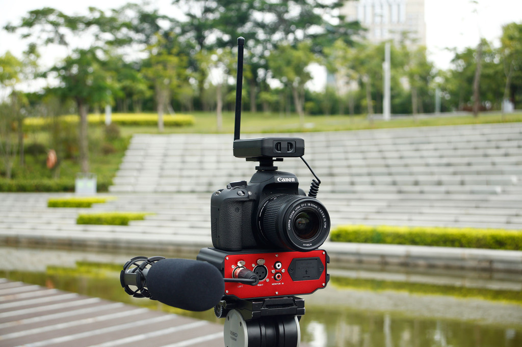 Saramonic SR-AX104 Two-Channel XLR Audio Adapter with Preamplifiers รับประกันศูนย์ไทย 1 ปี