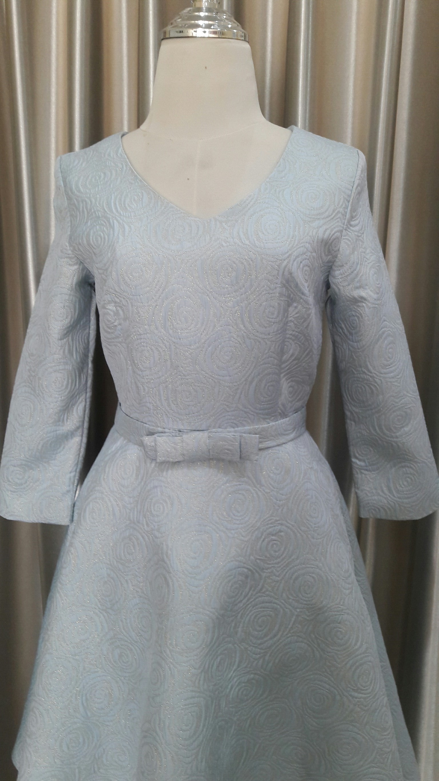 (PRE-LOVED) ราตรีสั้นสีฟ้ามีเเขนผ้าลายดอกกุหลาบ(S)