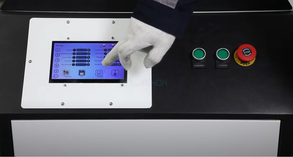 ไฟเบอร์ออฟติกส์เลเซอร์ทำความสะอาดผิวชิ้นงาน 100W Oil Paint Remove Rust Fiber Laser Cleaning Machine