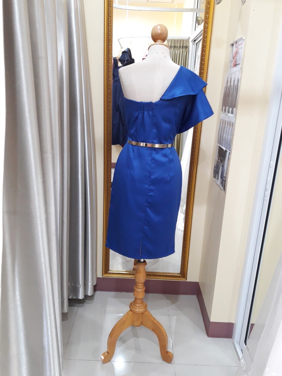 (PRE-LOVED) ราตรีสั้นสีน้ำเงินบ่าเบี่ยงระบาย(M)