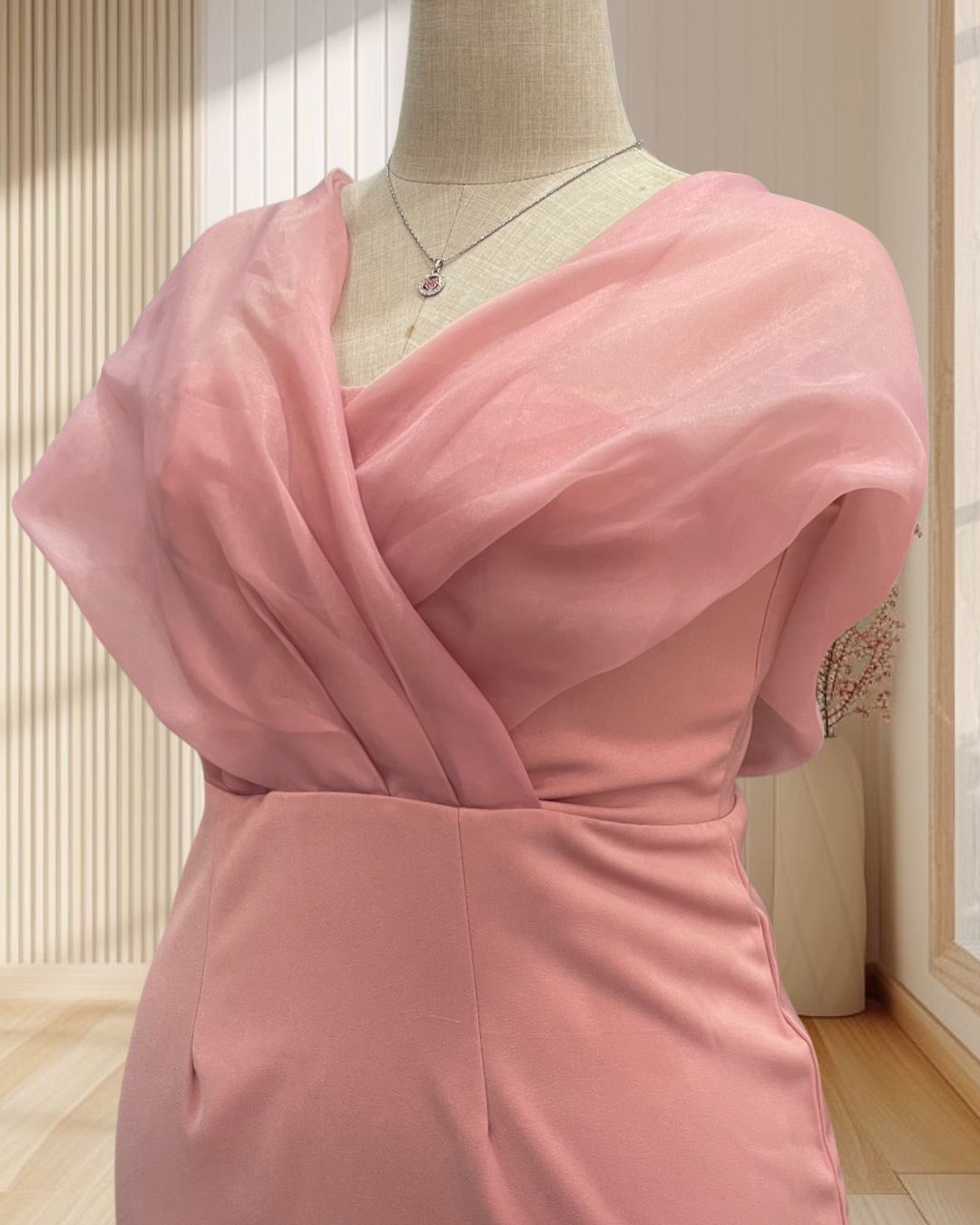 (PRE-LOVED) ราตรีสั้นสีชมพู เกาะอก ผ้าคลุมไหล่ผ้าแก้ว ไซส์ 2XL