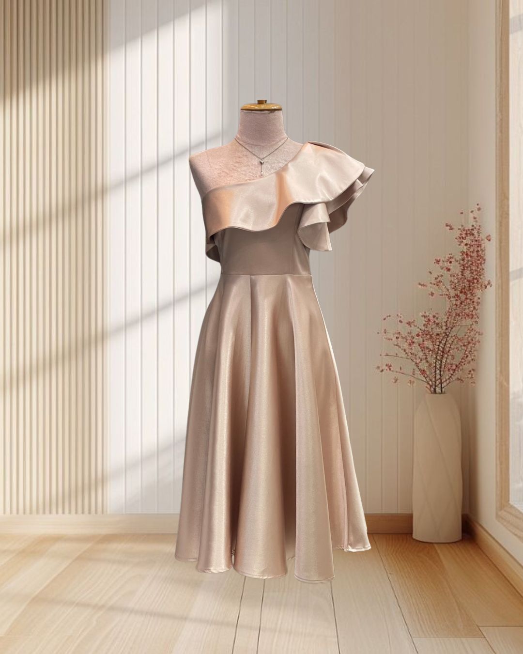 (PRE-LOVED) ราตรีสั้นสีทอง บ่าเฉียงระบายกระโปรงบาน ไซส์ L