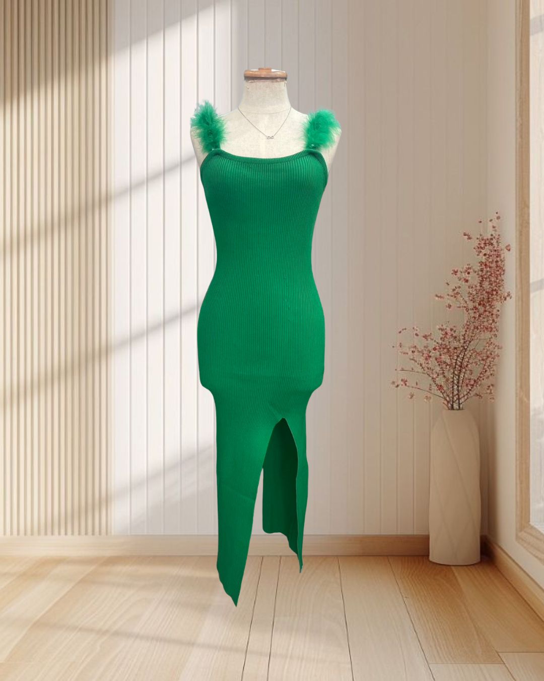 เดรสยาว สีเขียว ผ้ายืดรัดรูป แต่งสายเดี่ยวขนปุย ไซส์ S
