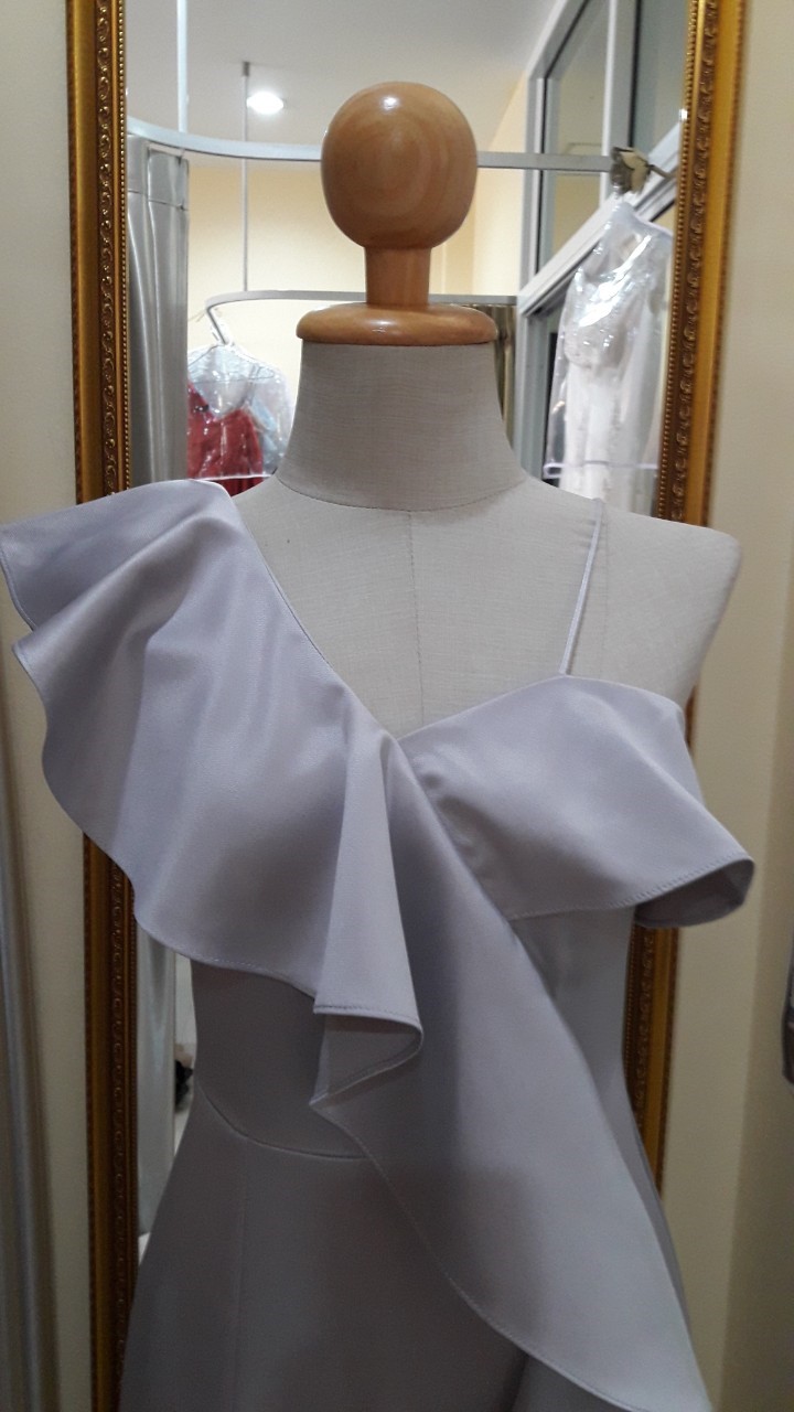 (PRE-LOVED) ราตรียาวสีเทาสายเดี่ยวสายใหญ่อกระบาย(S) มือ2