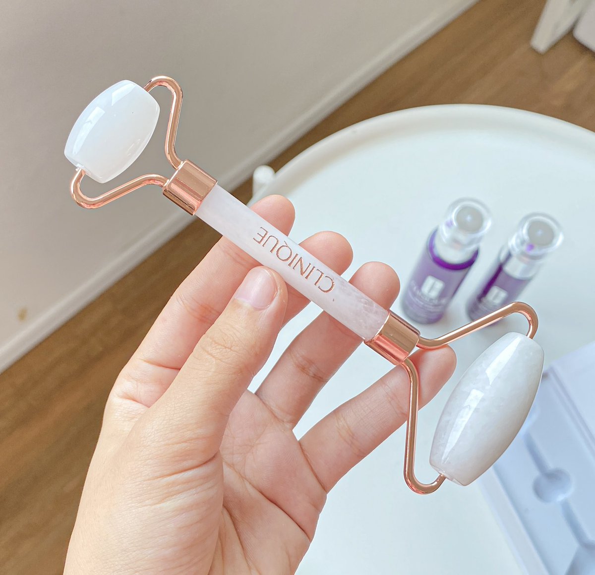 โรลเลอร์นวดหน้า Clinique Jade Face Roller