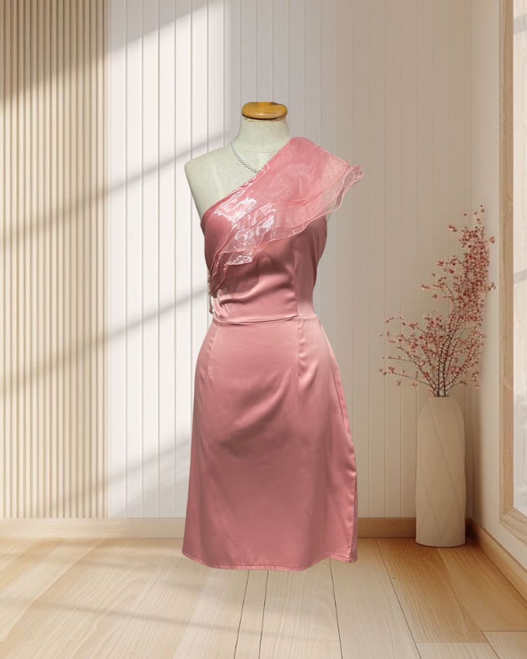 ราตรีสั้นสีชมพูบาร์บี้ บ่าเฉียงระบายผ้าแก้ว ไซส์ L