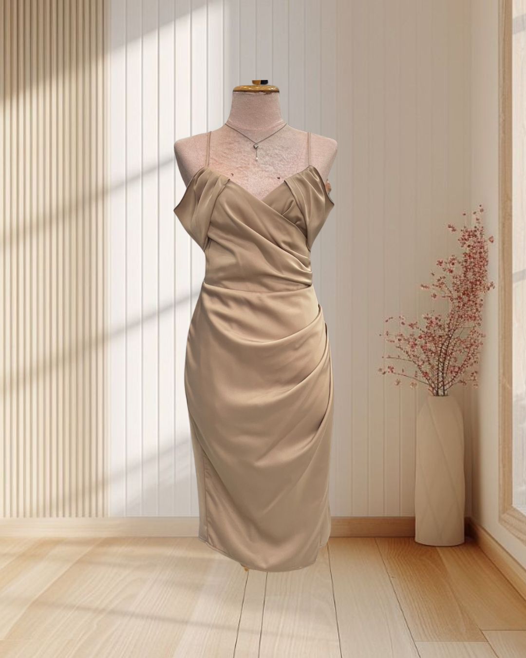 (PRE-LOVED) ราตรีสั้นสีโอวัลตินผ้าเครปซาตินสายเดี่ยวปิดแขนจับจีบสะโพก ไซส์ S