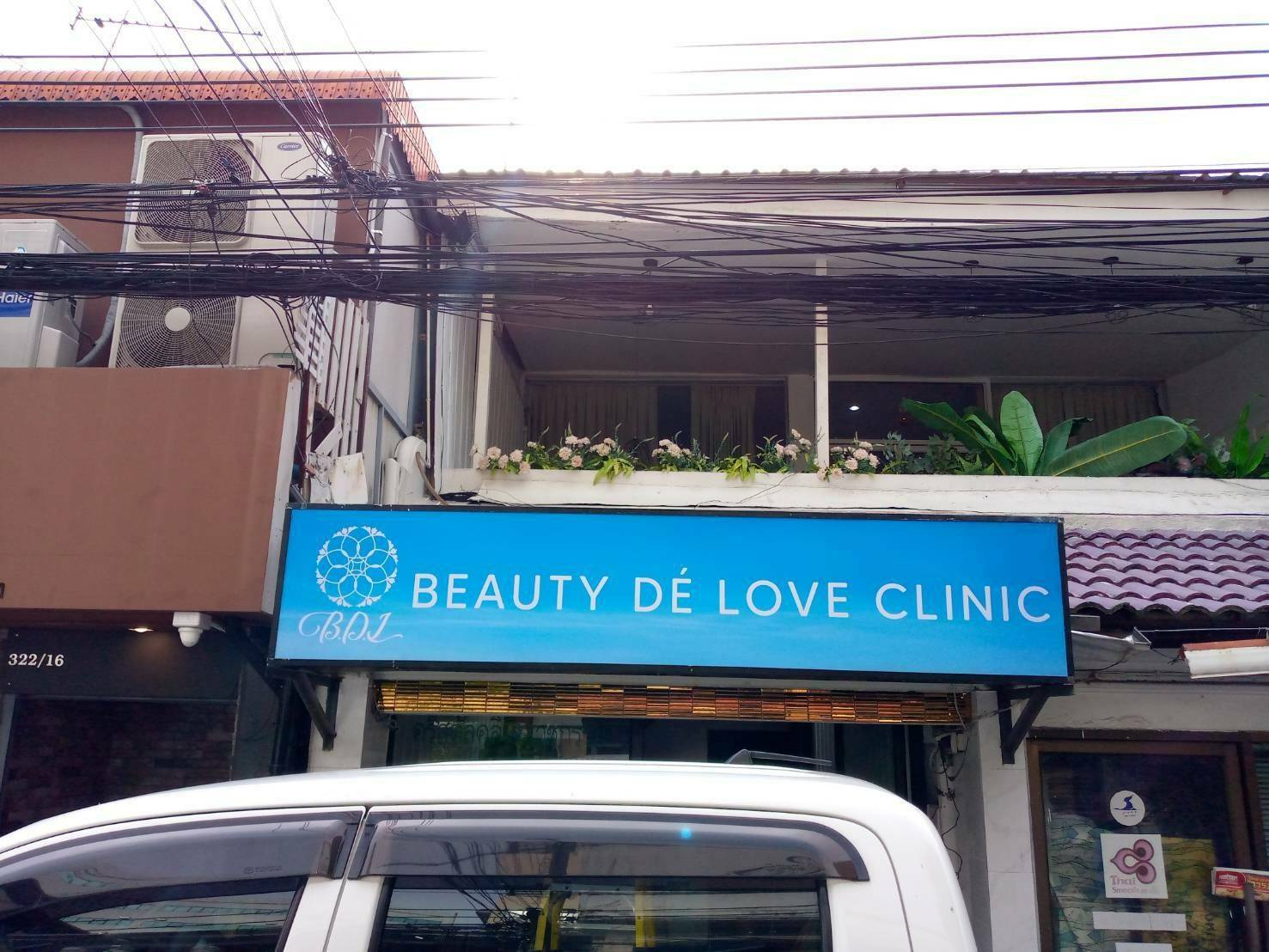 งานเปลี่ยนไวนิล และเปลี่ยนหลอดไฟ ในกล่องไฟ ติดตั้ง รัชดา ซอย 3 ด้านหลังห้างฟอร์จูน กทม