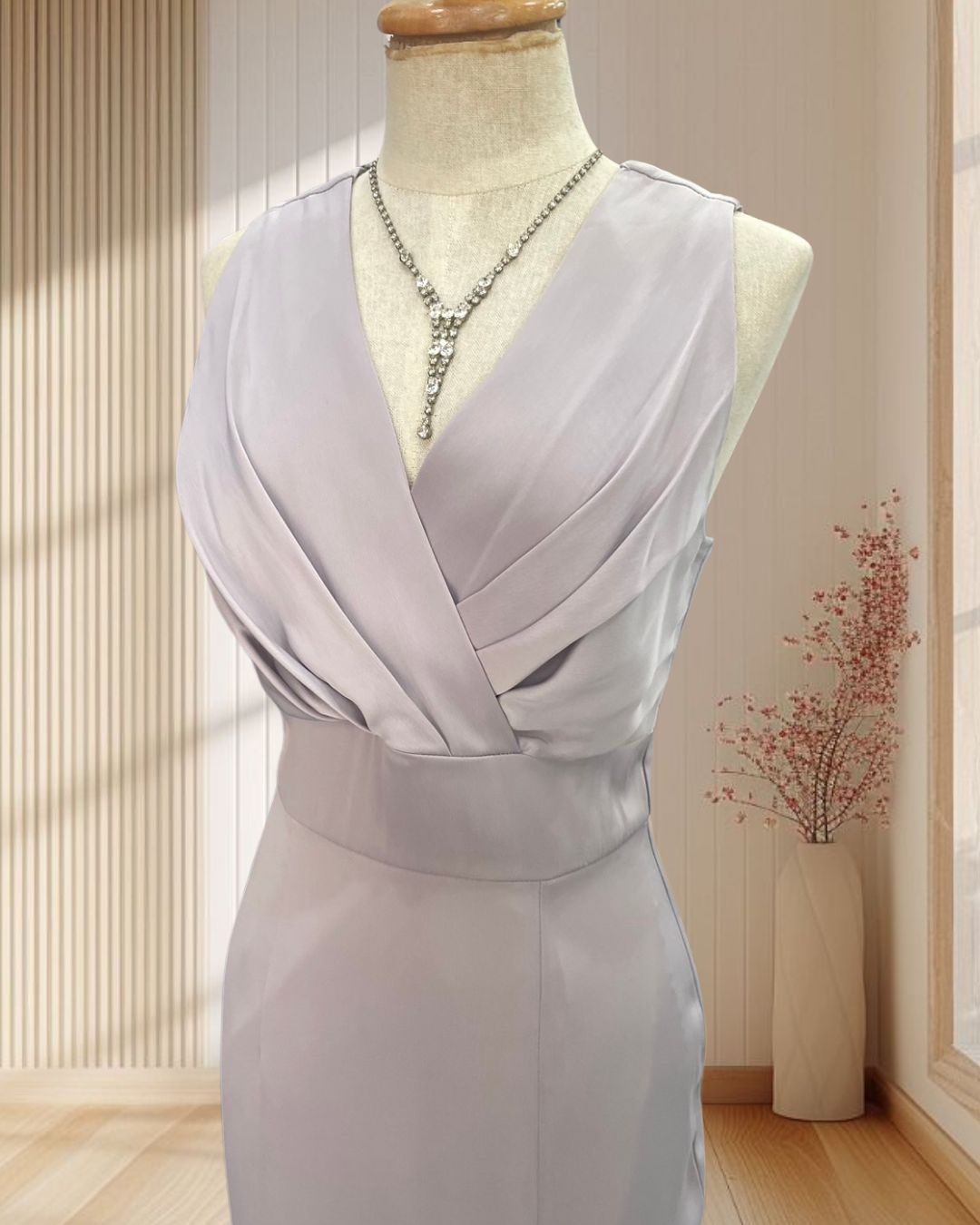 (PRE-LOVED) ราตรียาวแขนกุด สีเทา คอวี เข้ารูป สวย แพง ไซส์ S