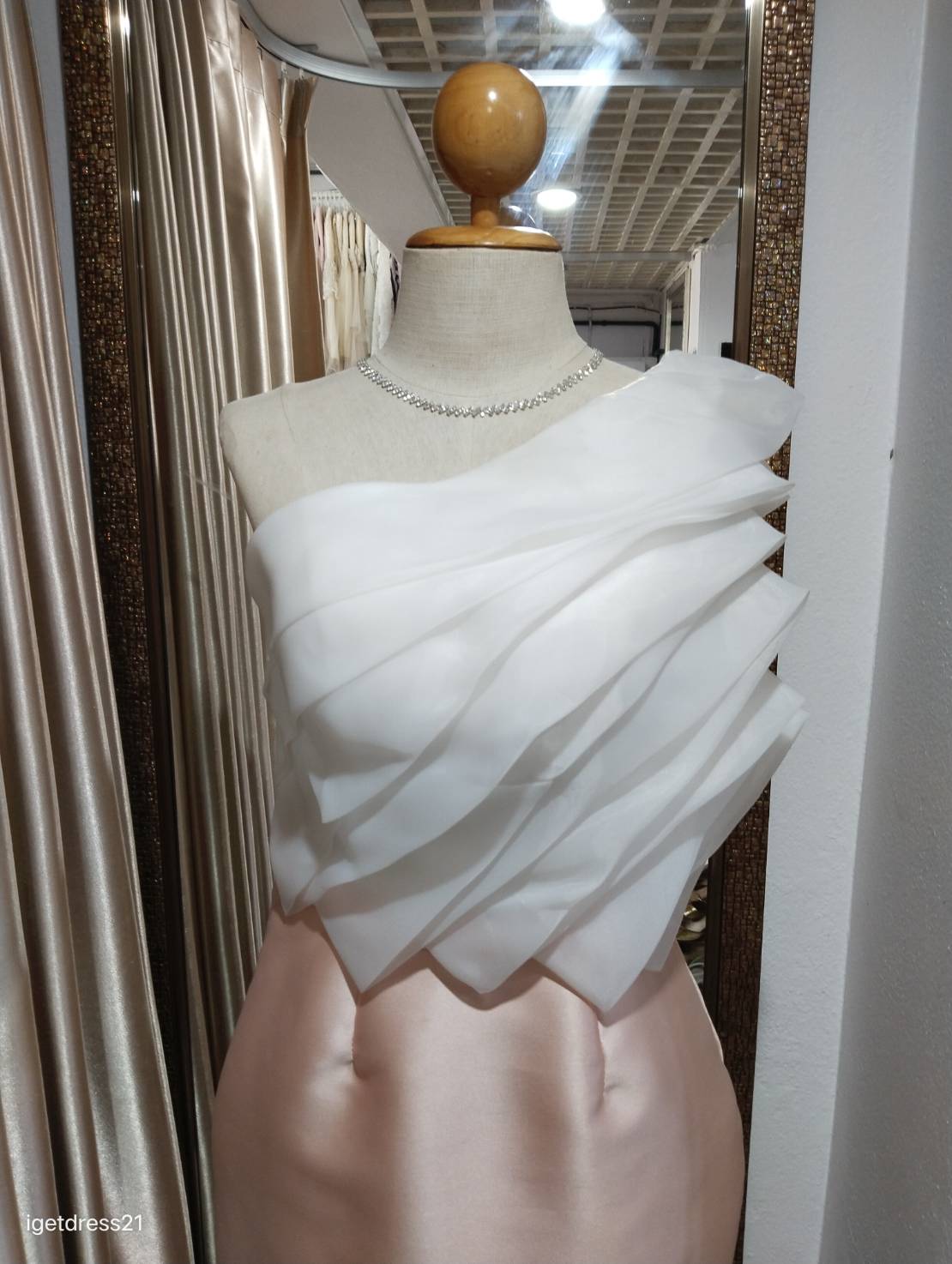 (PRE-LOVED) ราตรีสั้นอกขาวจับจีบกระโปรงสีโอรสทรงสอบ M