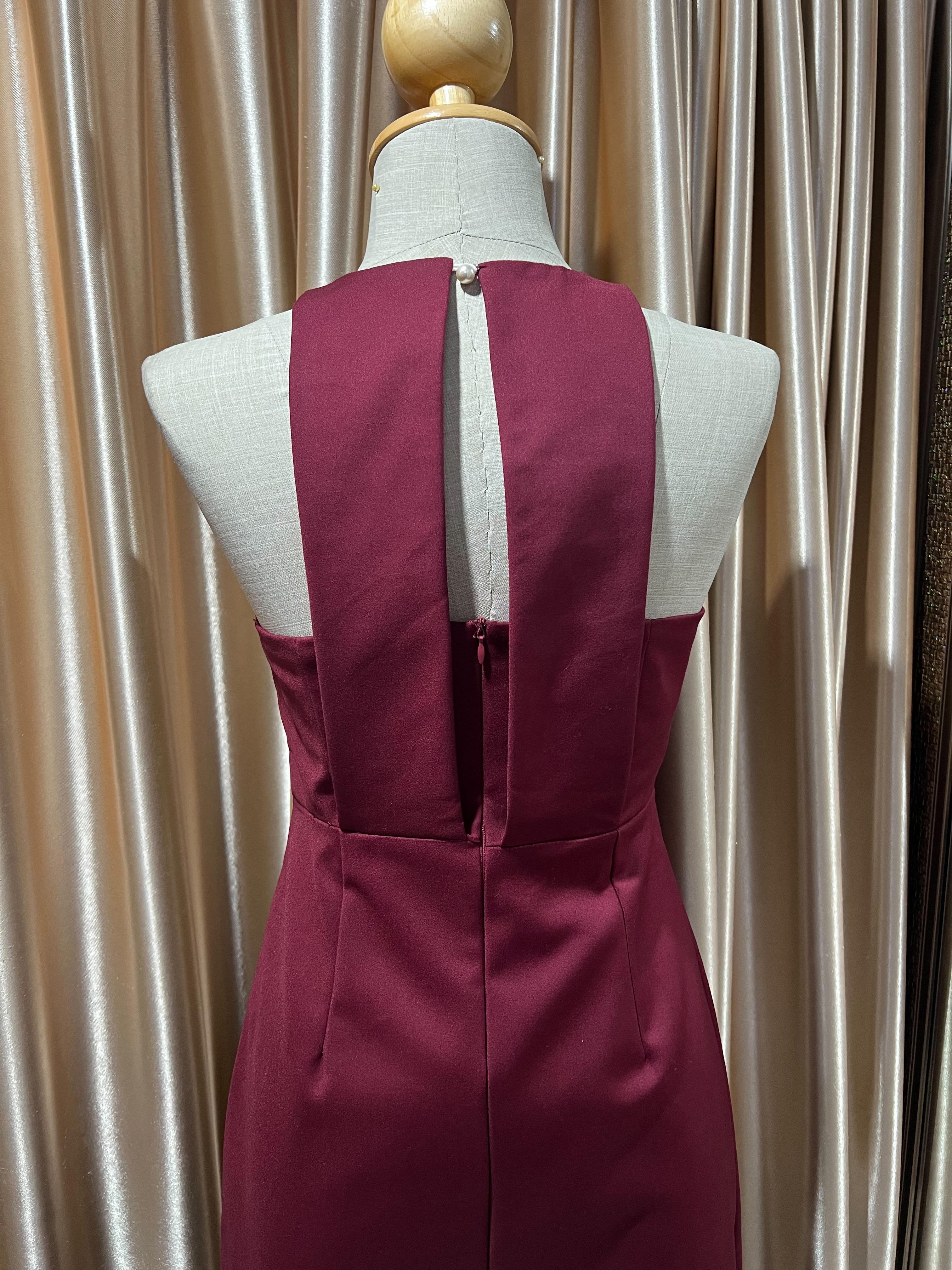 (PRE-LOVED) ยาวแดงไวน์เหลี่ยมอก M