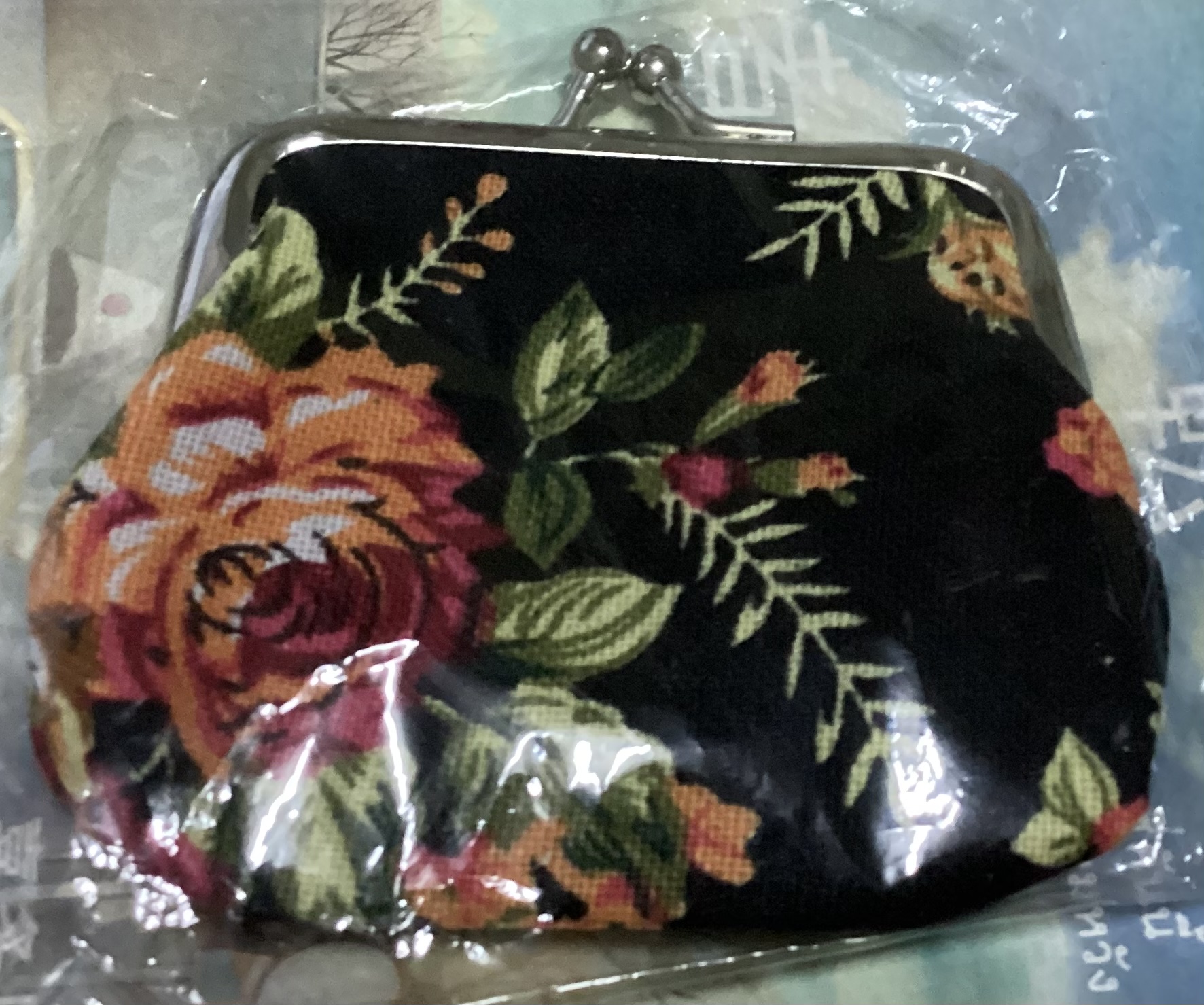 ￼ (สินค้าสำหรับเพิ่มยอดให้ถึงขั้นต่ำ) กระเป๋าใส่เหรียญ ผ้าแคนวาส คละสีหกใบ ราคา 90