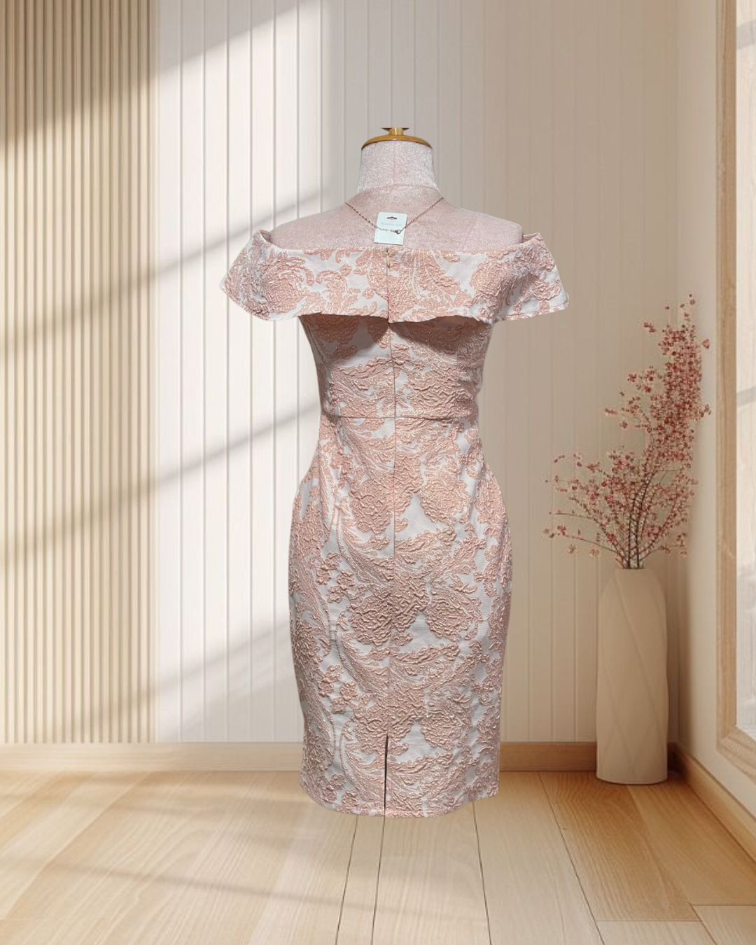 (PRE-LOVED) ราตรีสั้นไหล่ปาดลายดอกไม้เลื่อมสีโอรส(S)