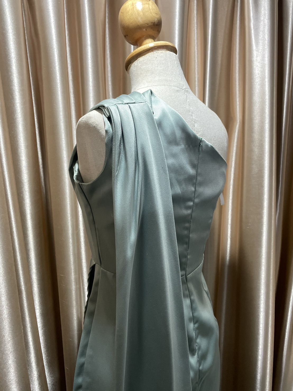 (PRE-LOVED) ราตรีสั้นไหล่สไบ S