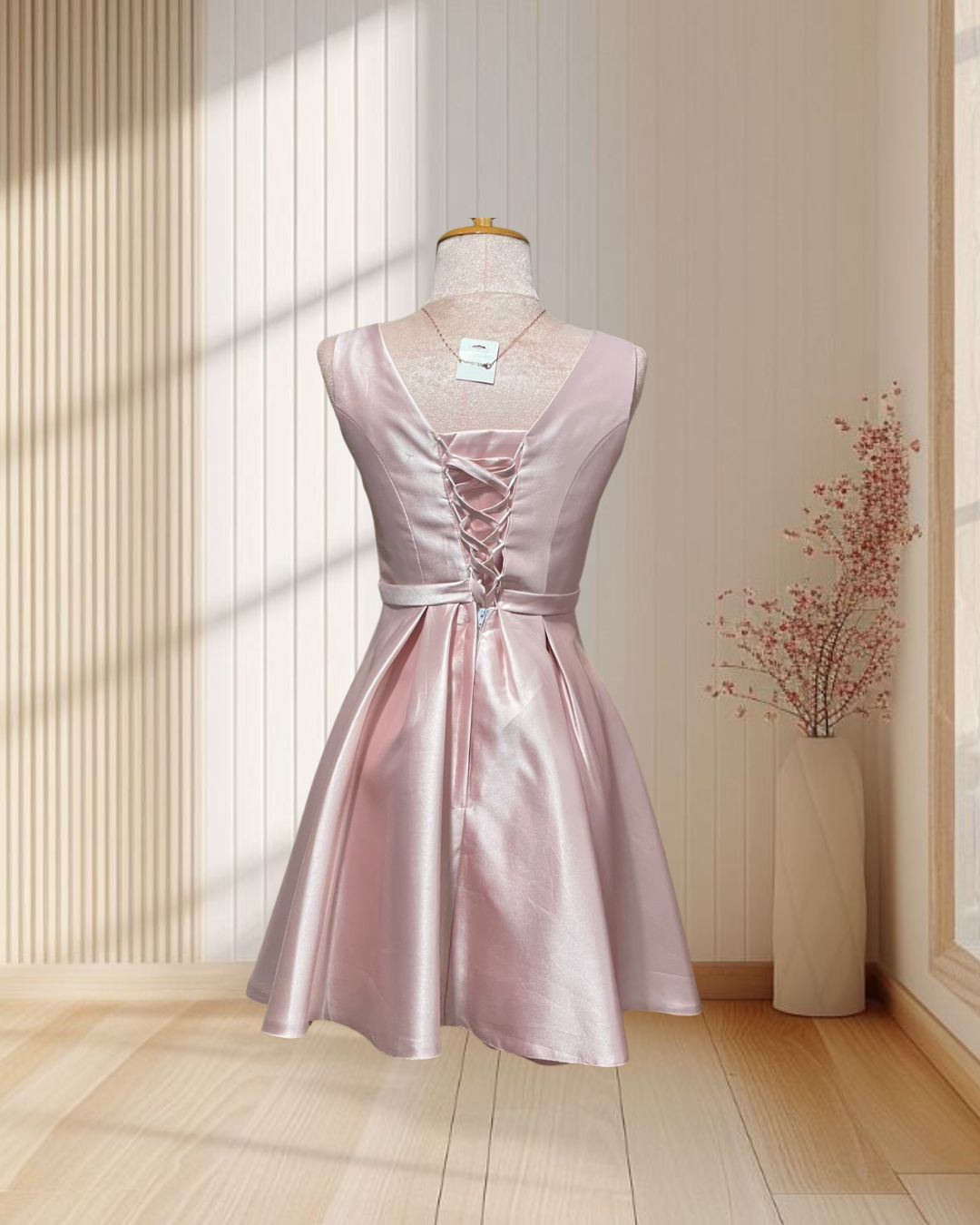 (PRE-LOVED) ราตรีสั้นสีชมพู ผ้าไหมเทียม แขนกุด กระโปรงบาน สานหลัง ไซส์ S