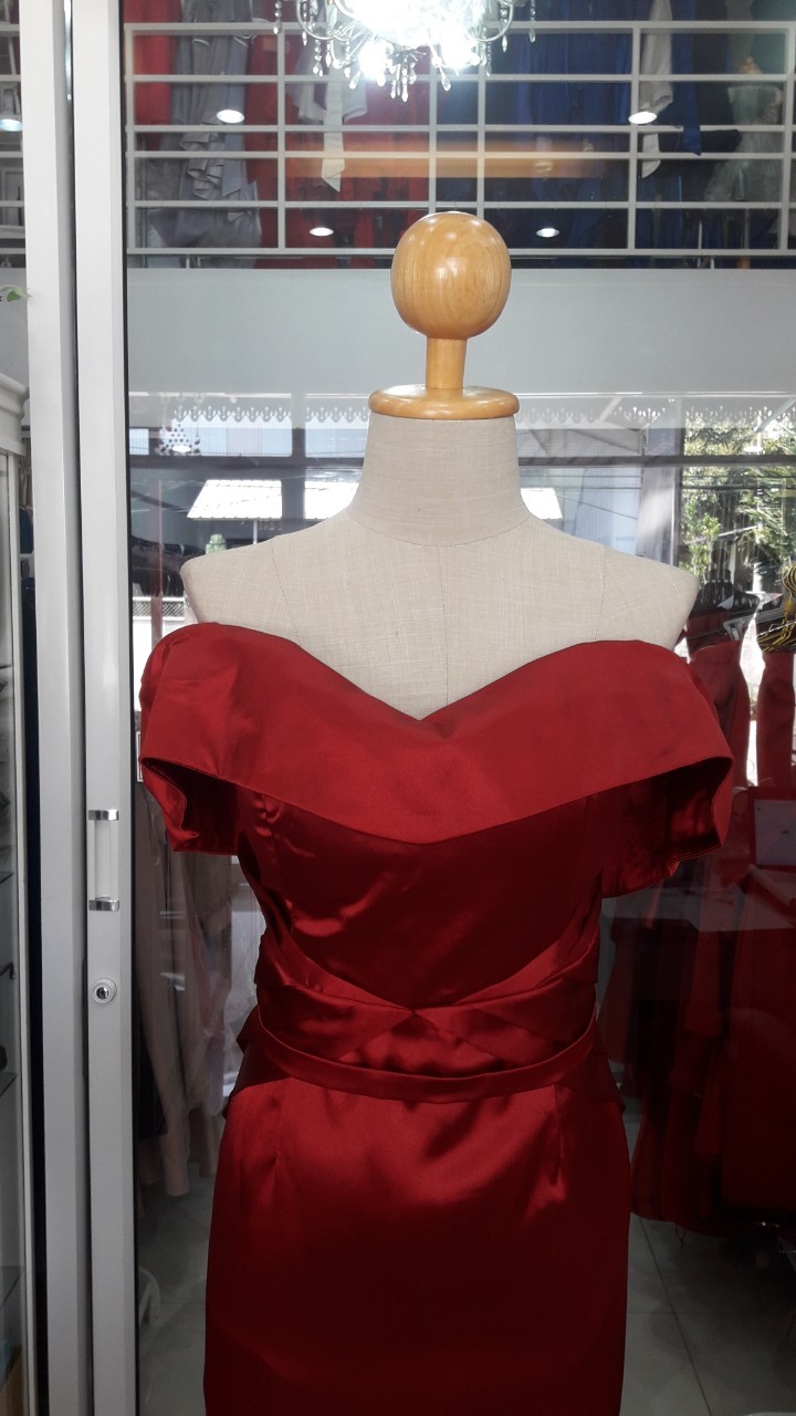 (PRE-LOVED) ยาวแดงปาดไหล่จีบเอวทรงหางปลายาว (L)