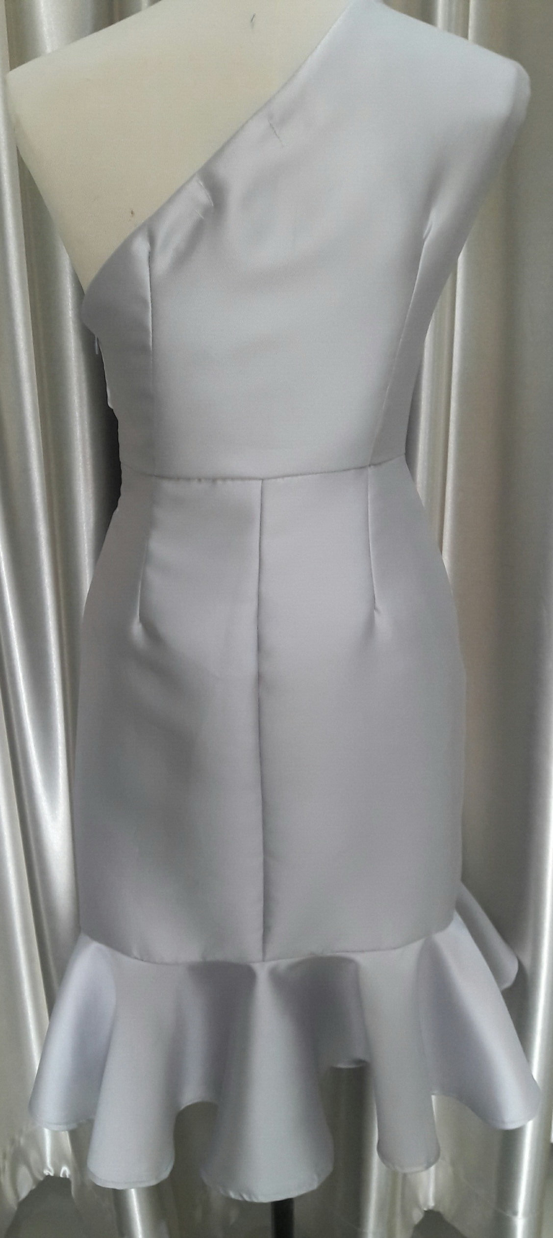 (PRE-LOVED) ราตรีสั้นสีเทาบ่าเดี่ยวชายหางปลา (S)