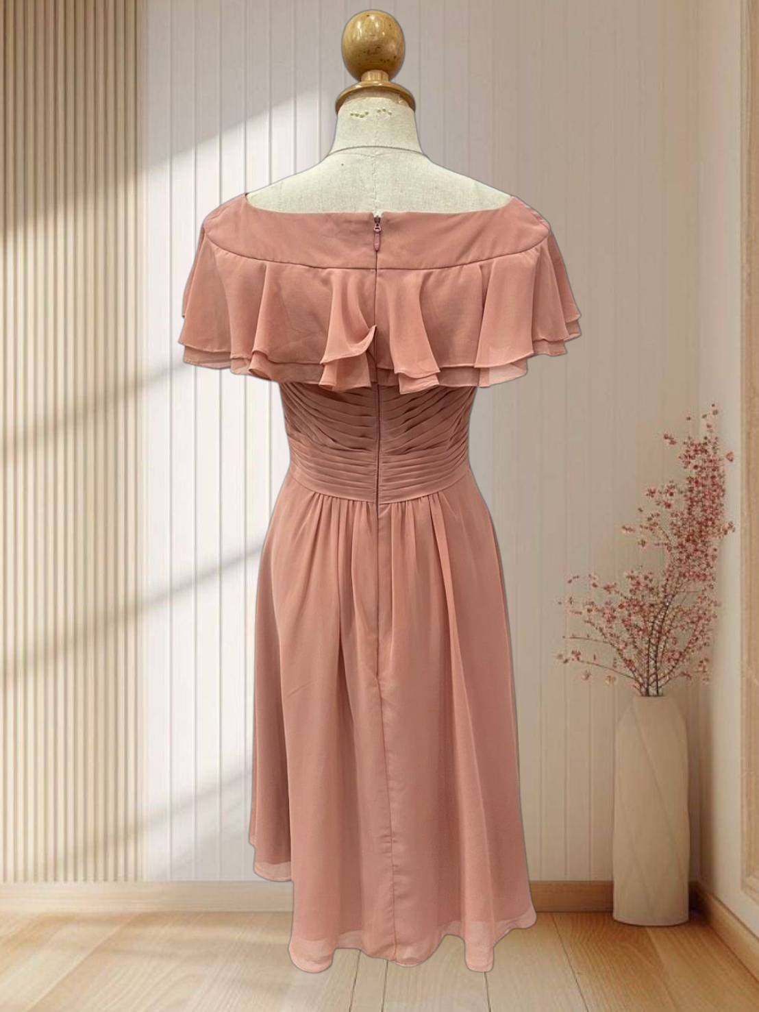 (PRE-LOVED) ราตรีสั้นปาดไหล สีโอรส ผ้าชีฟอง พริ้วๆ ใส่สบาย สไตล์สาวหวาน ไซส์ M