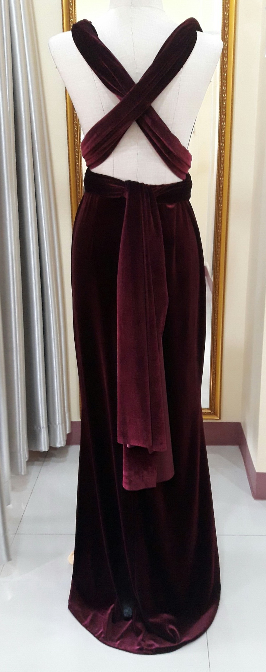 (PRE-LOVED) ชุดราตรียาวสีเเดงผ้ากำมะหยี่ รุ่นinfinity (M)