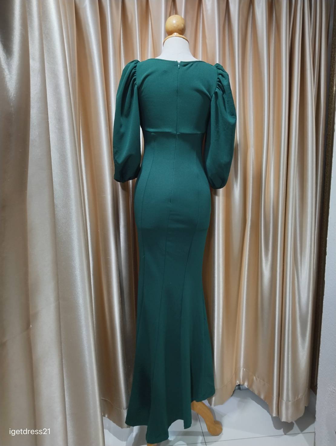 (PRE-LOVED) ชุดราตรียาวสีเขียวเข้มแขนสามส่วน S