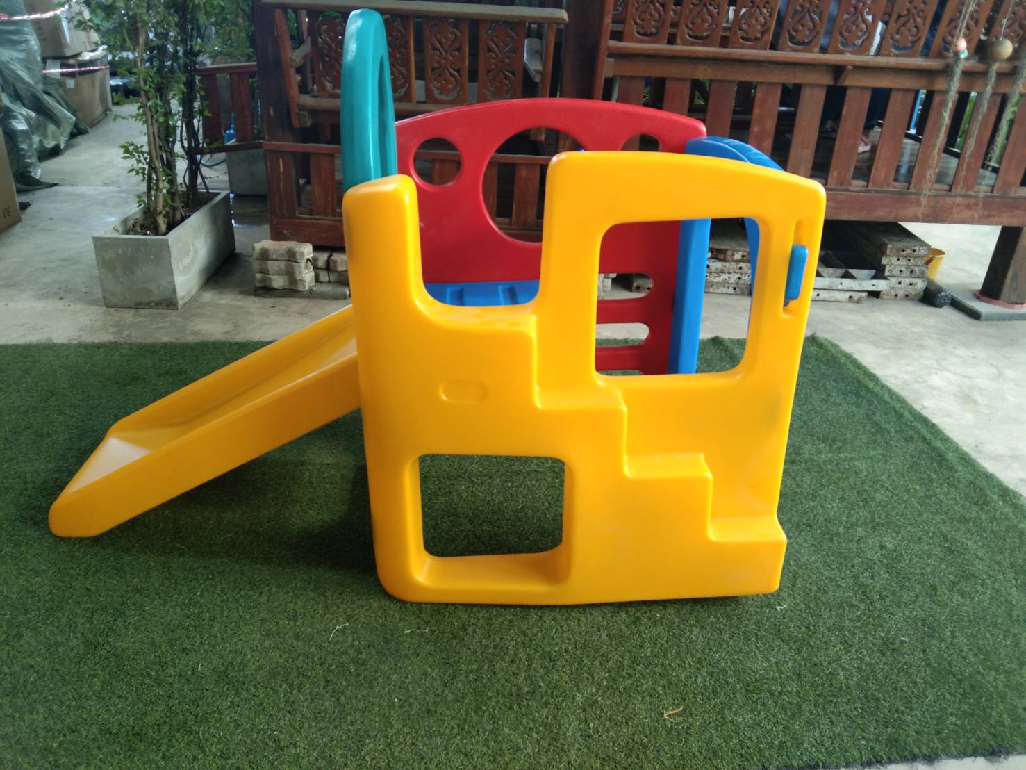 ปีนป่ายสไลด์หลากสี