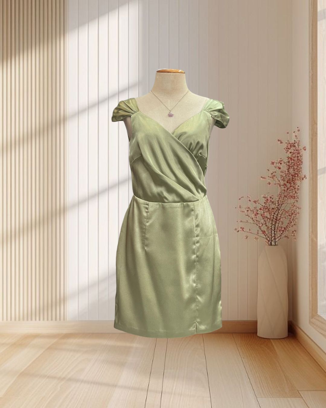 (PRE-LOVED) ราตรีสั้นสีเขียว สายเดี่ยวใหญ่ ผ้าเงา ไซส์ S