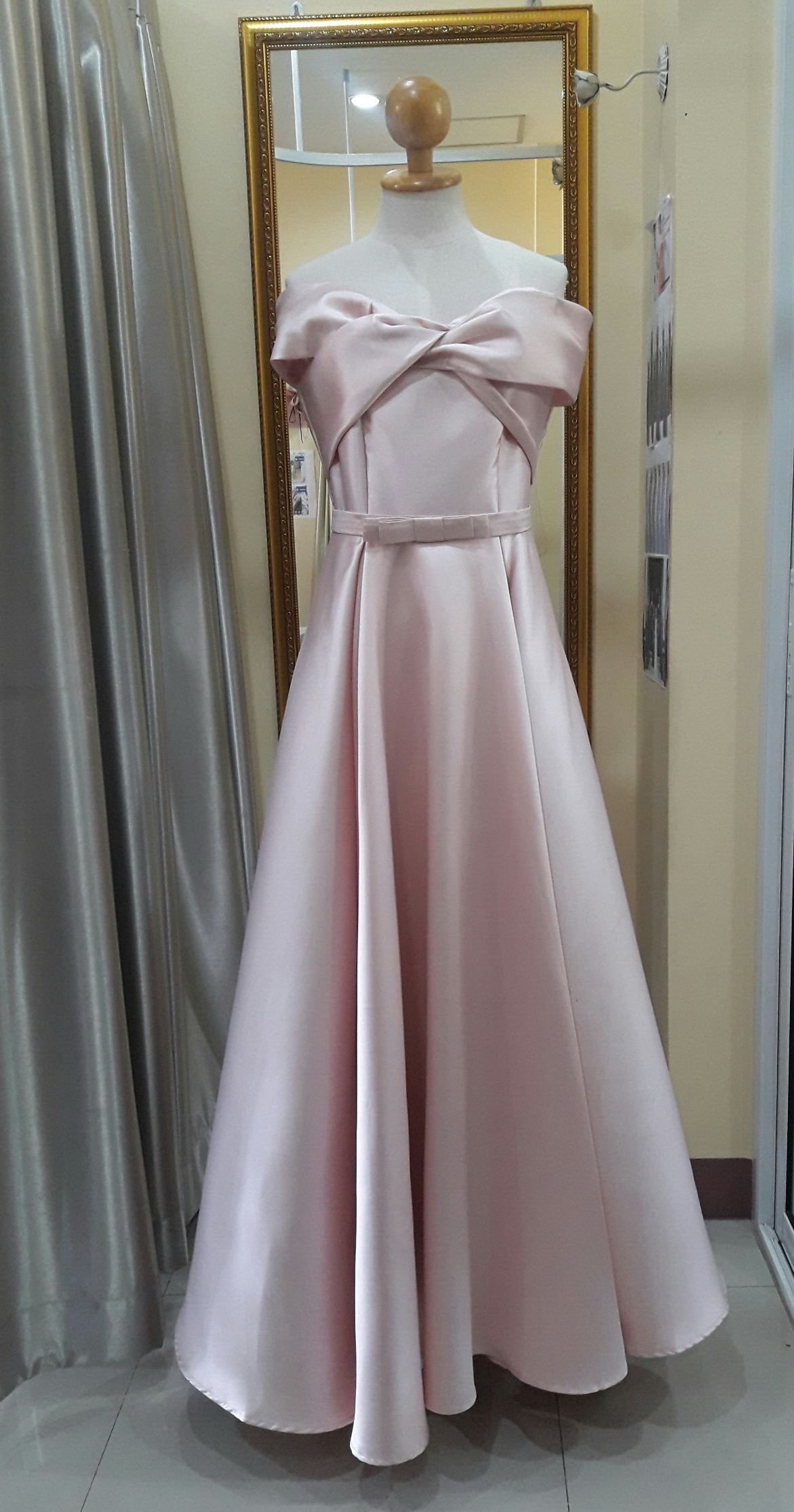 ชุดราตรียาวสีชมพูเปิดไหล่อกโบว์+เข็มขัดโบว์ (M)