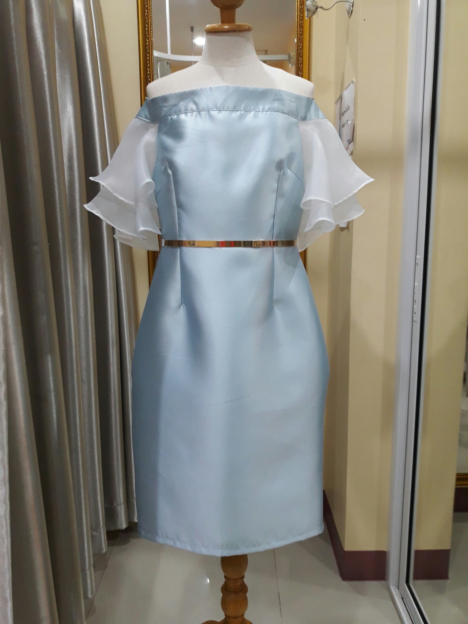 ชุดราตรีสั้นสีฟ้าเปิดไหล่เเขนเเต่งระบาย (Size : XL)